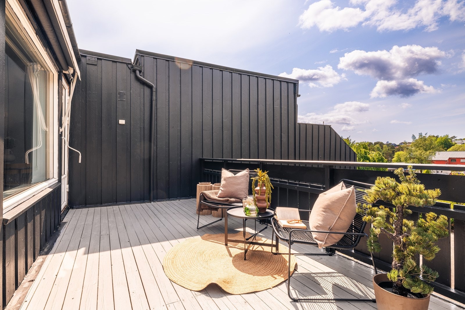 Flott vestvendt altan som gir rikelig med ettermiddag/kveldssol! Galleribilde