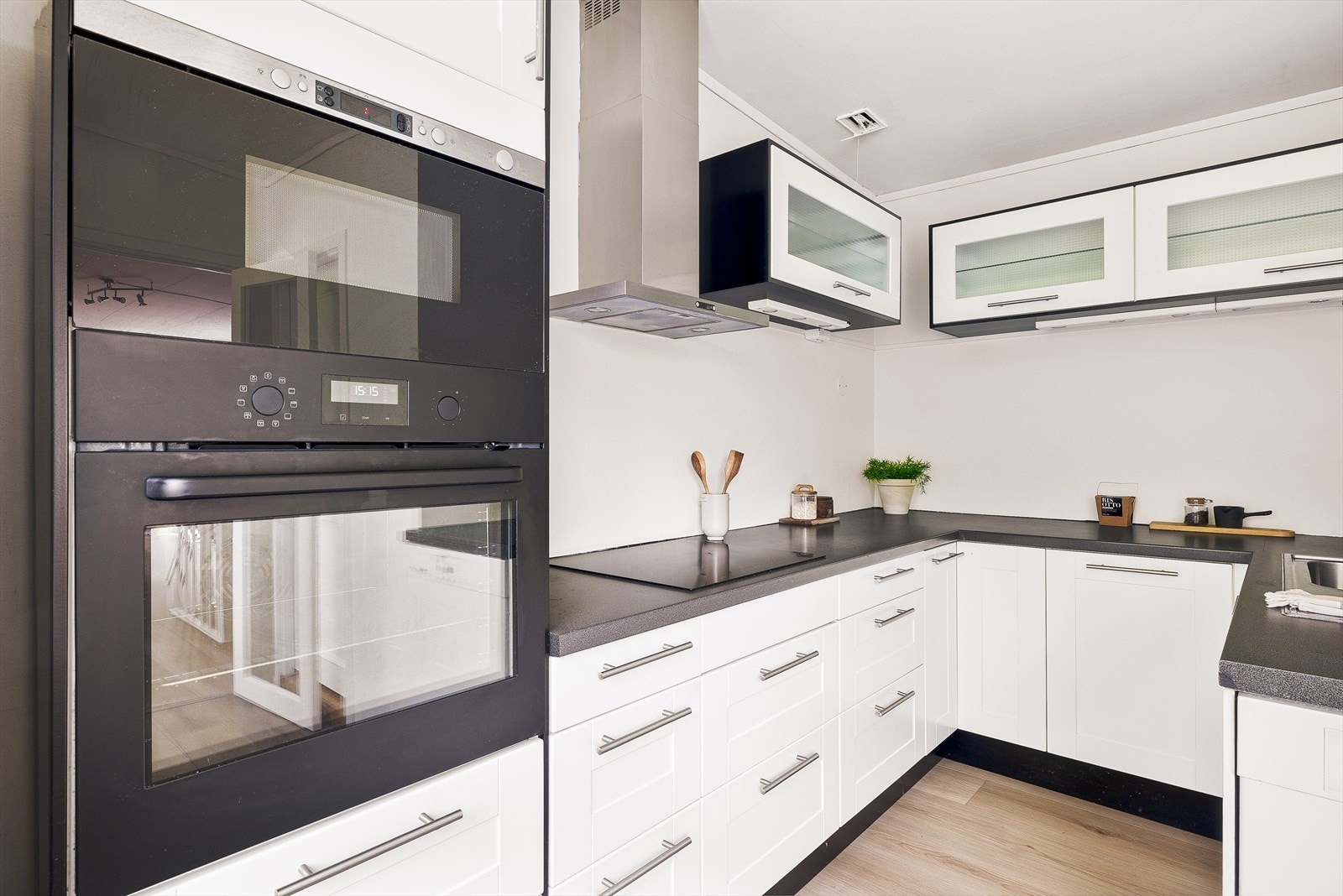 Hvitevarer fra IKEA - oppvaskmaskin, induksjonstopp, mikro og stekeovn Galleribilde