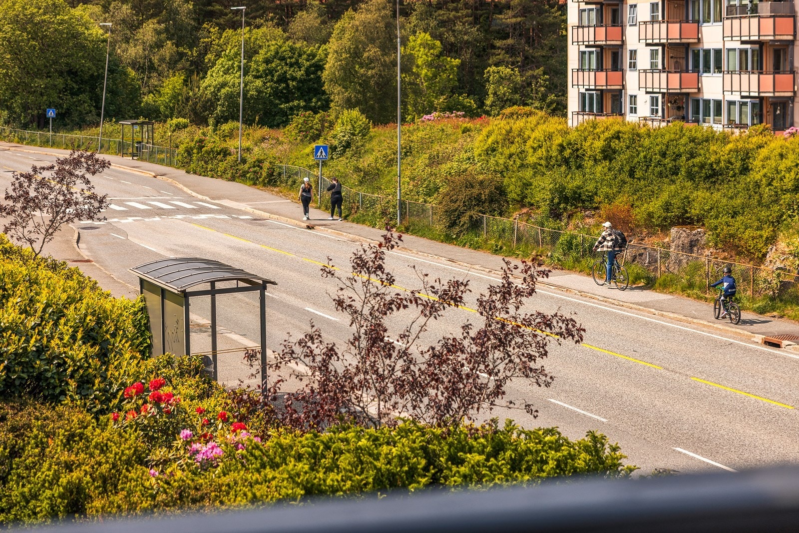 Busstoppet ligger kun et steinkast fra eiendommen! Galleribilde