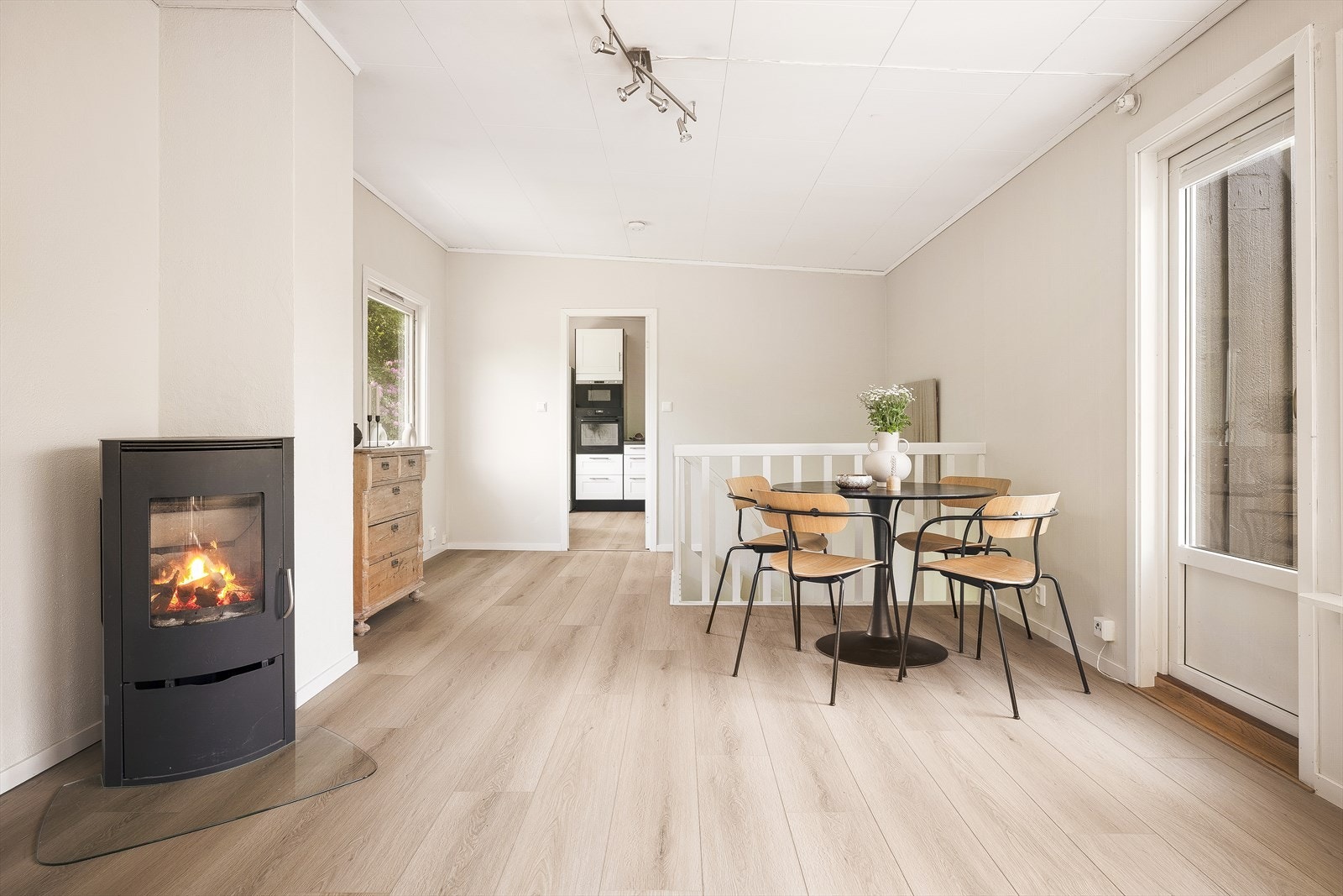 Boligen har lekker vedovn og varmepumpe! Galleribilde