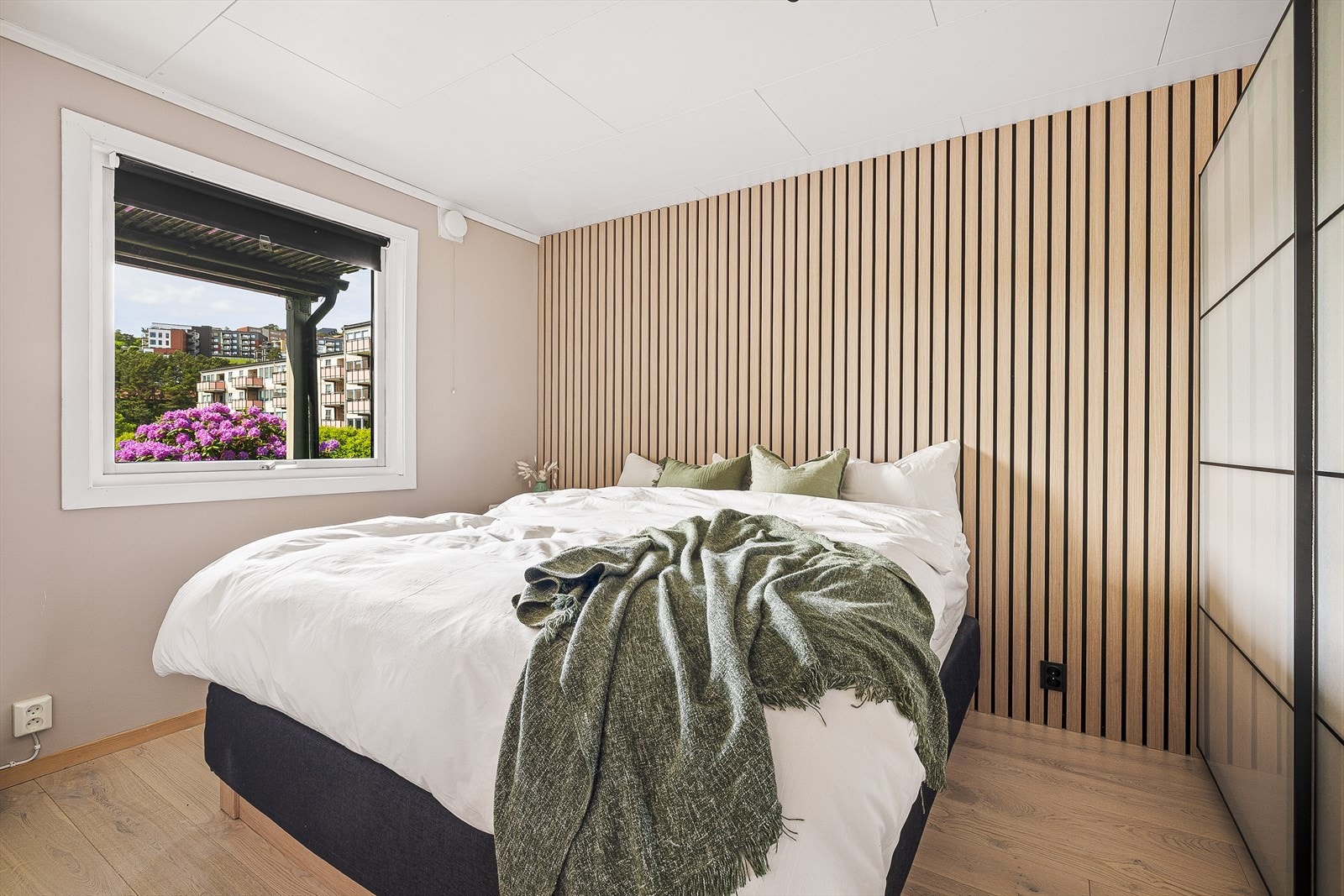 Lekkert soverom med spilevegg | Merk deg den gode garderobeplassen Galleribilde