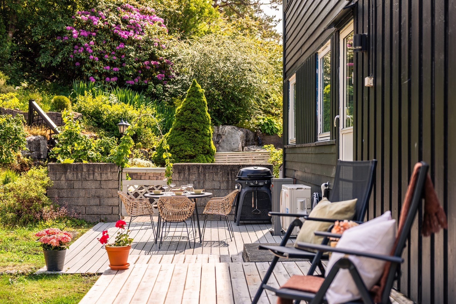 På baksiden av huset har du også stor egen hage! Galleribilde