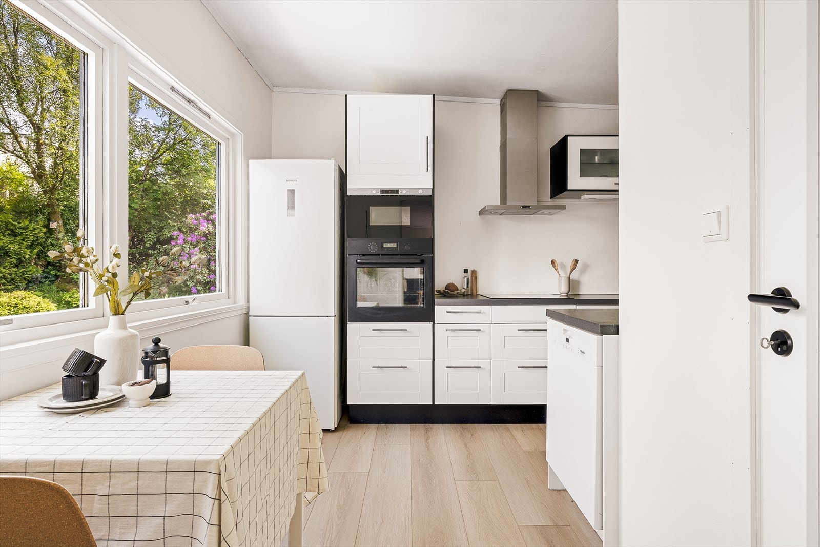 Videre kommer du inn til boligens kjøkken Galleribilde