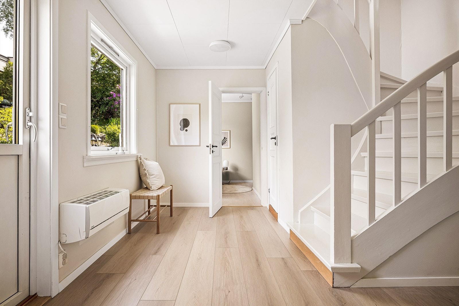 Eiendommen strekker seg over 2 plan som gir en utmerket planløsning for en småbarnsfamilie! Galleribilde