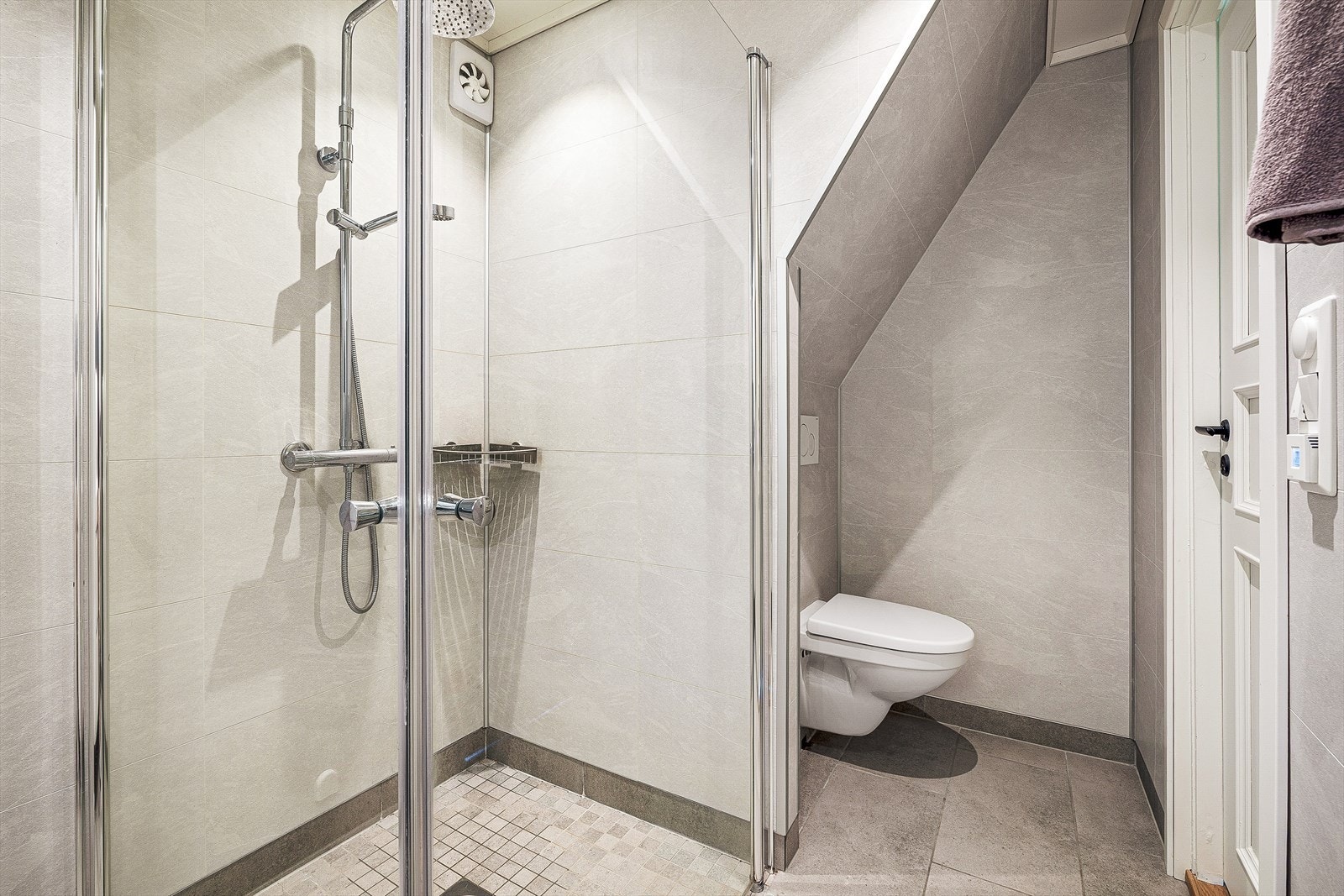 Badet er helfliset med varmekabler i gulv. Galleribilde