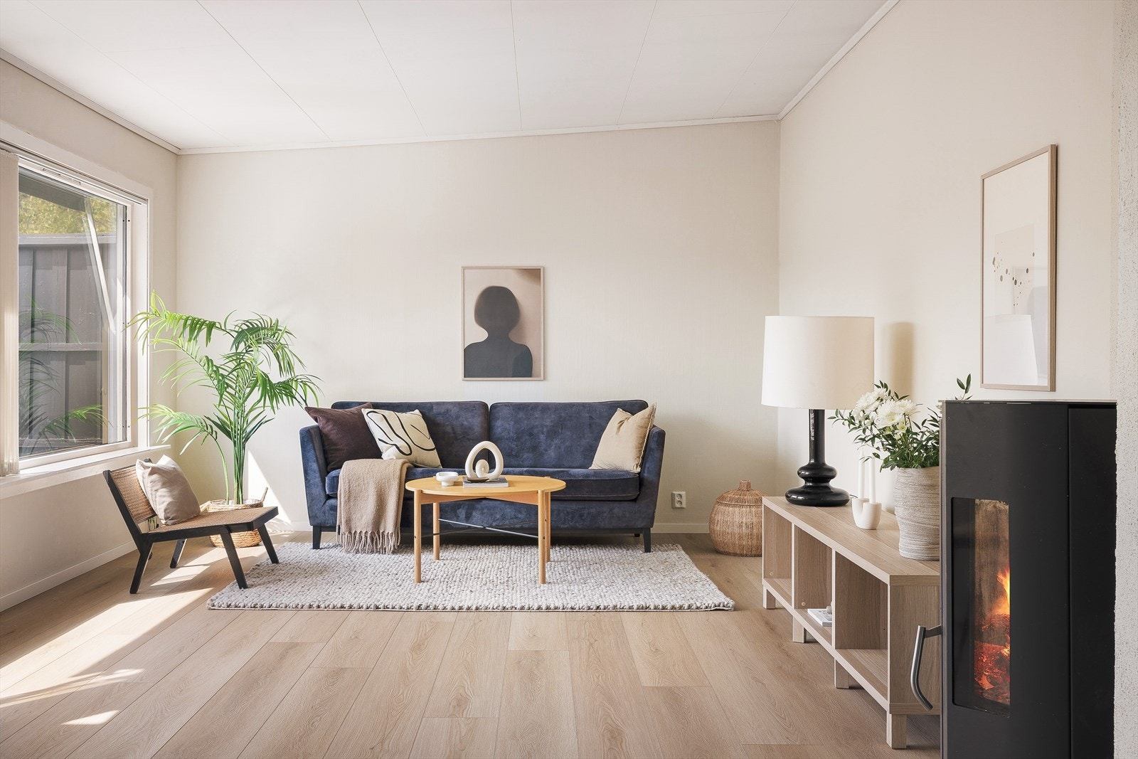 Stuen er stilren og har lekkert 1-stavs gulv av laminat. Galleribilde