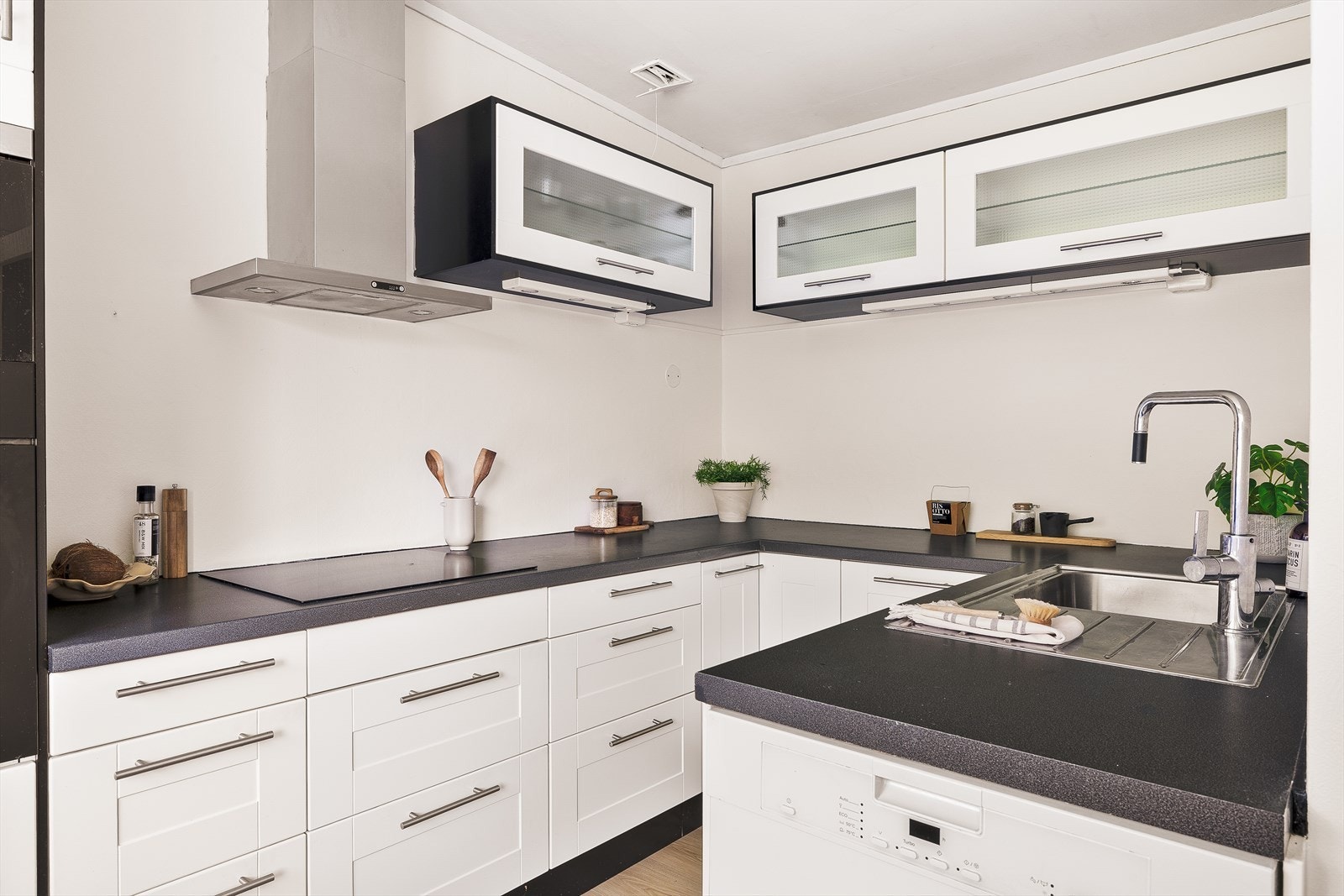 Kjøkkenet har innredning fra IKEA med profilerte fronter og benkeplate av laminat. Galleribilde