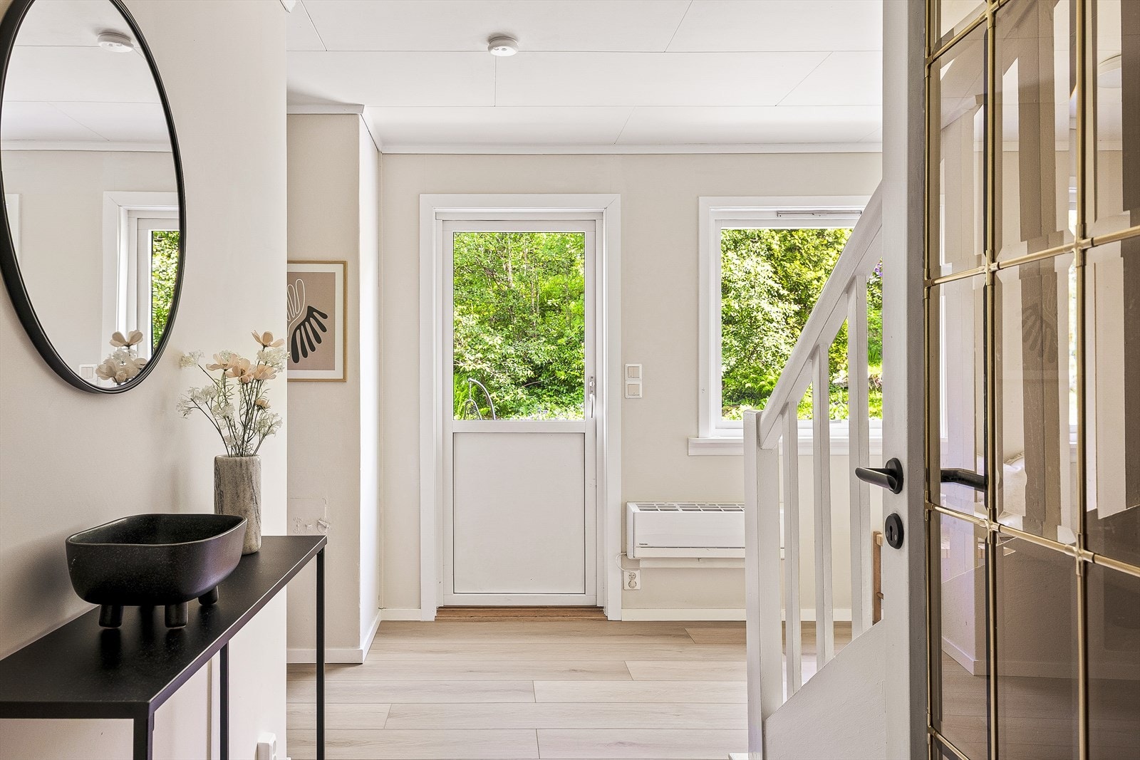 Videre kommer du inn i i hallen hvor du har tilkomst til 3 soverom, bad og terrasse. Galleribilde