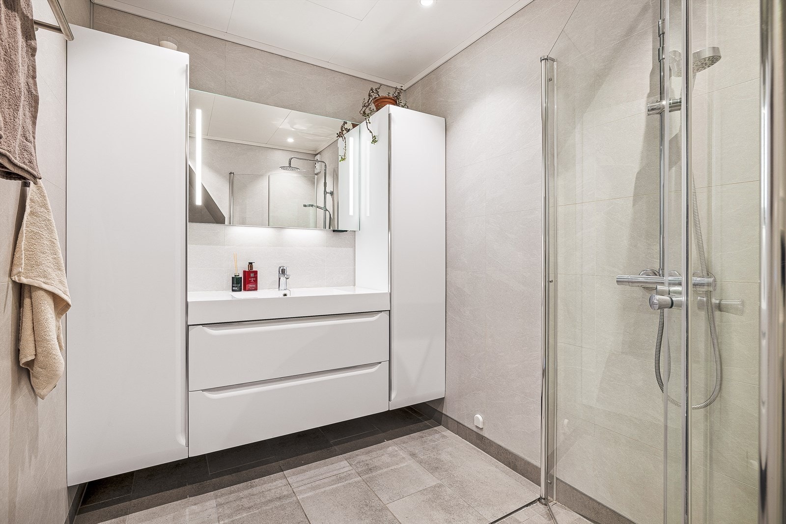 Lekkert bad som ble totalrenovert i 2019 | Det ble også utført rør i rør system Galleribilde