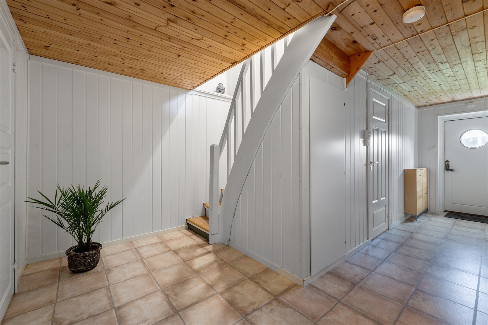 Underetasje med god bod plass og egen inngang. Galleribilde