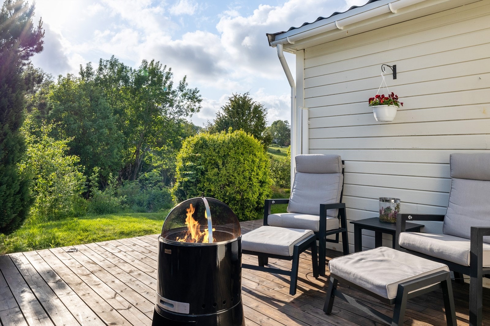 Boligen har en hyggelig og solrik uteplass. Galleribilde