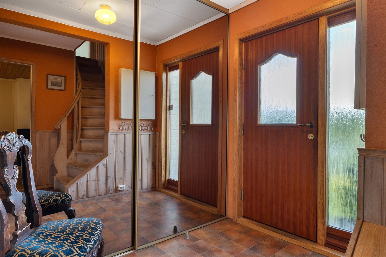 Velkommen inn i et romslig vindfang på ca. 8 kvm med romslig garderobeløsning. Galleribilde