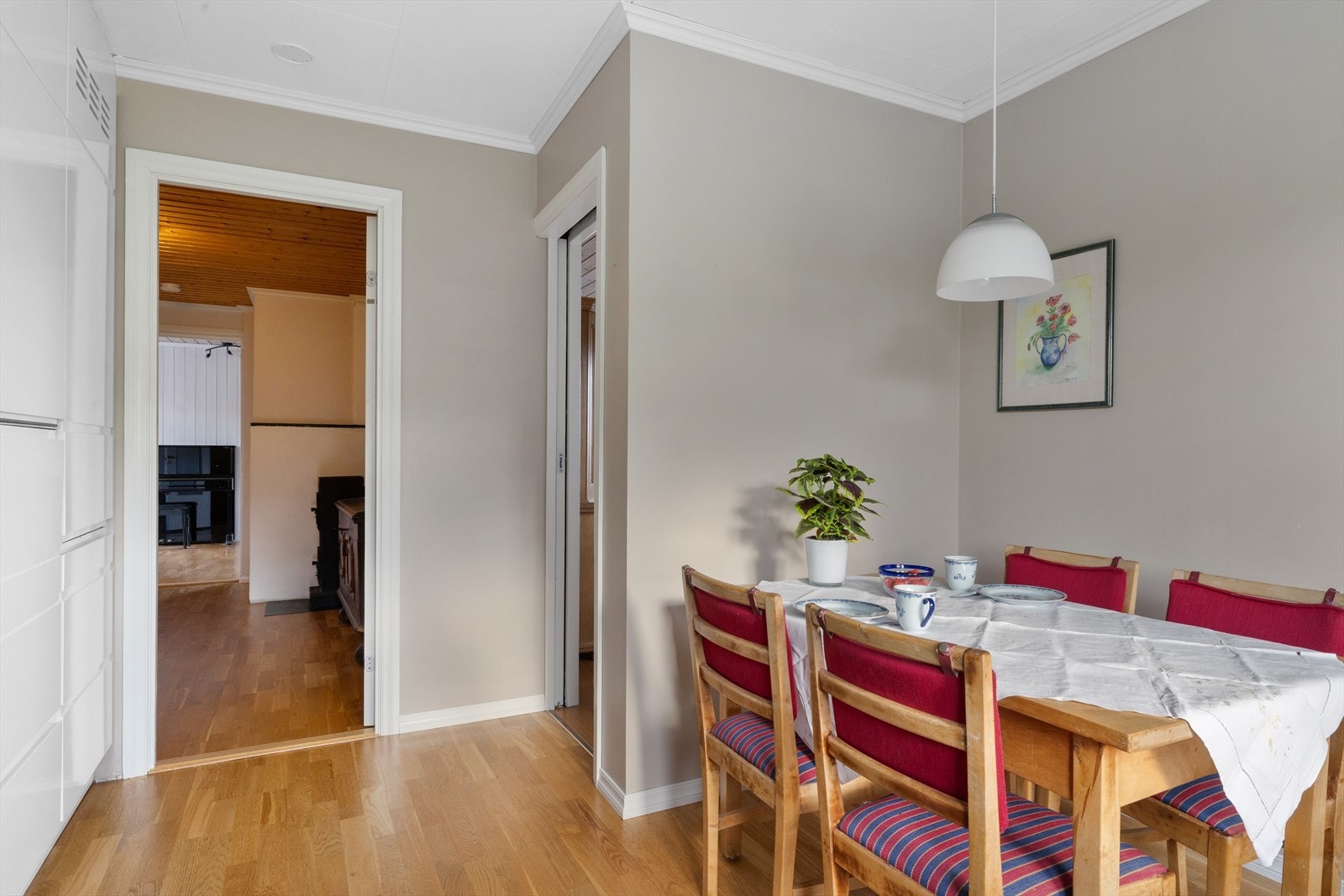 Fra kjøkken er det videre tilkomst til stue og spisestue. Galleribilde