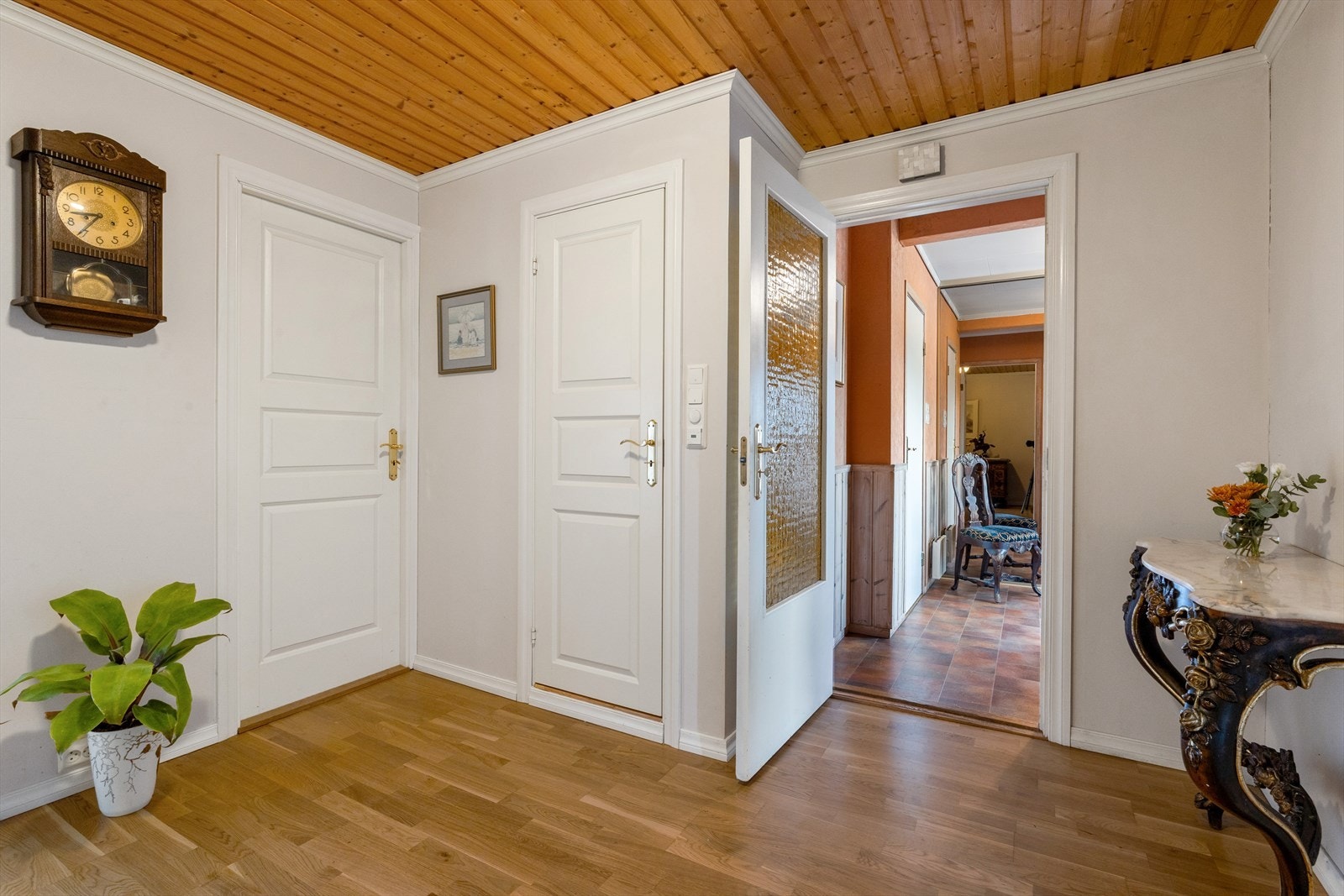 videre kommer du til boligens hall med tilkomst til samtlige rom i etasjen, samt trapp ned til underetasje. Galleribilde