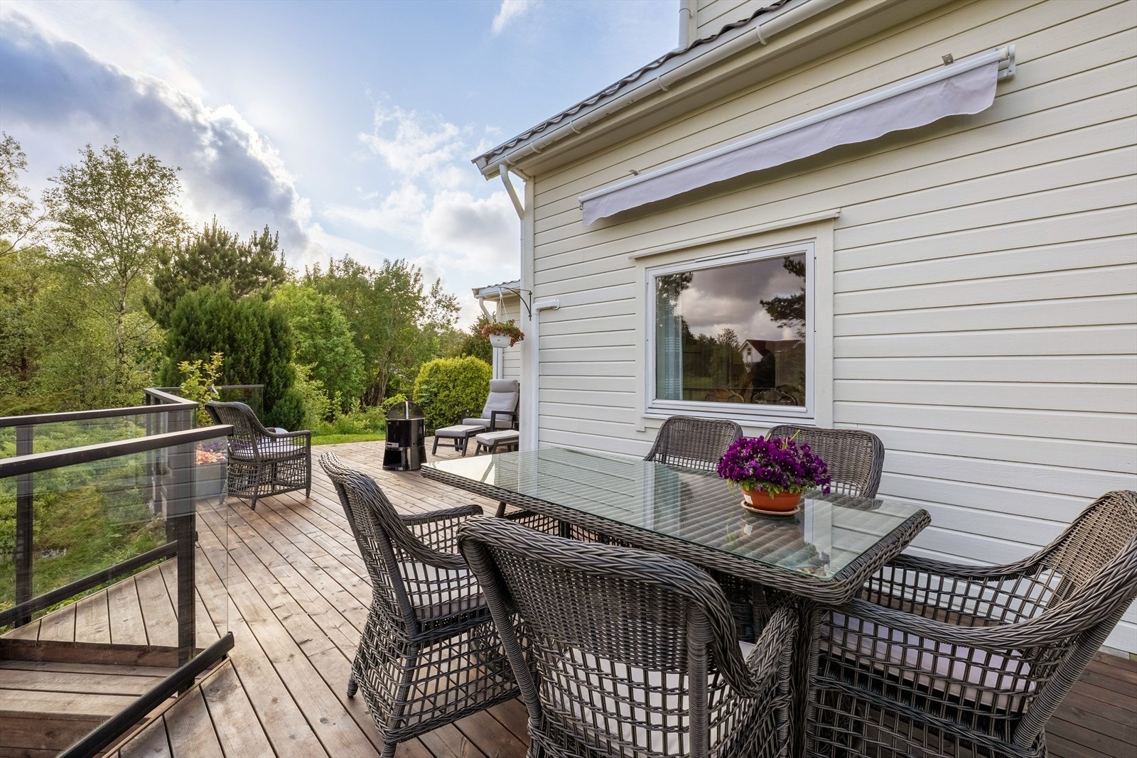 Eiendommen har flotte og solrike uteområder. Galleribilde