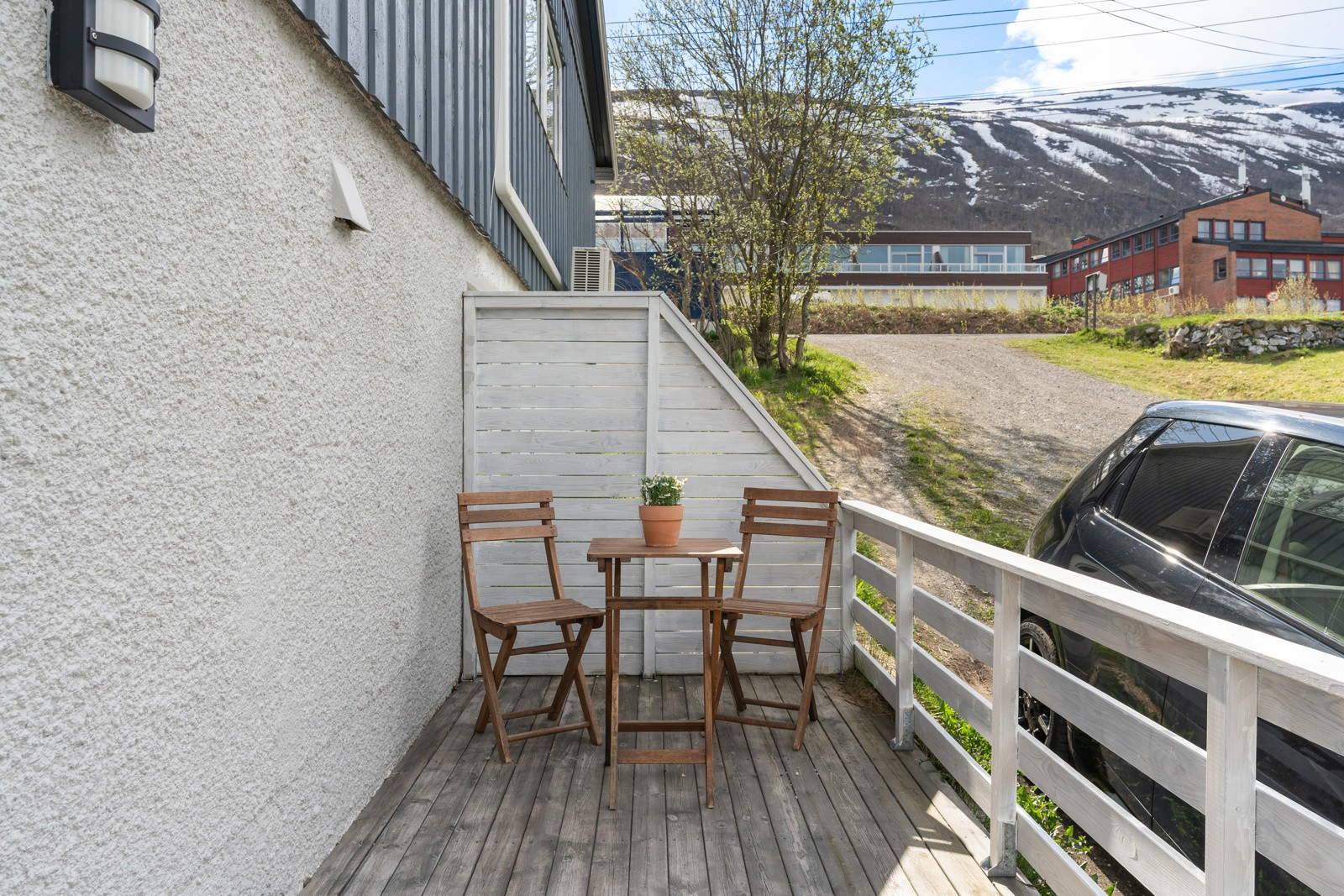 Sørvendt terrasse med plass til utemøbler og grill.
