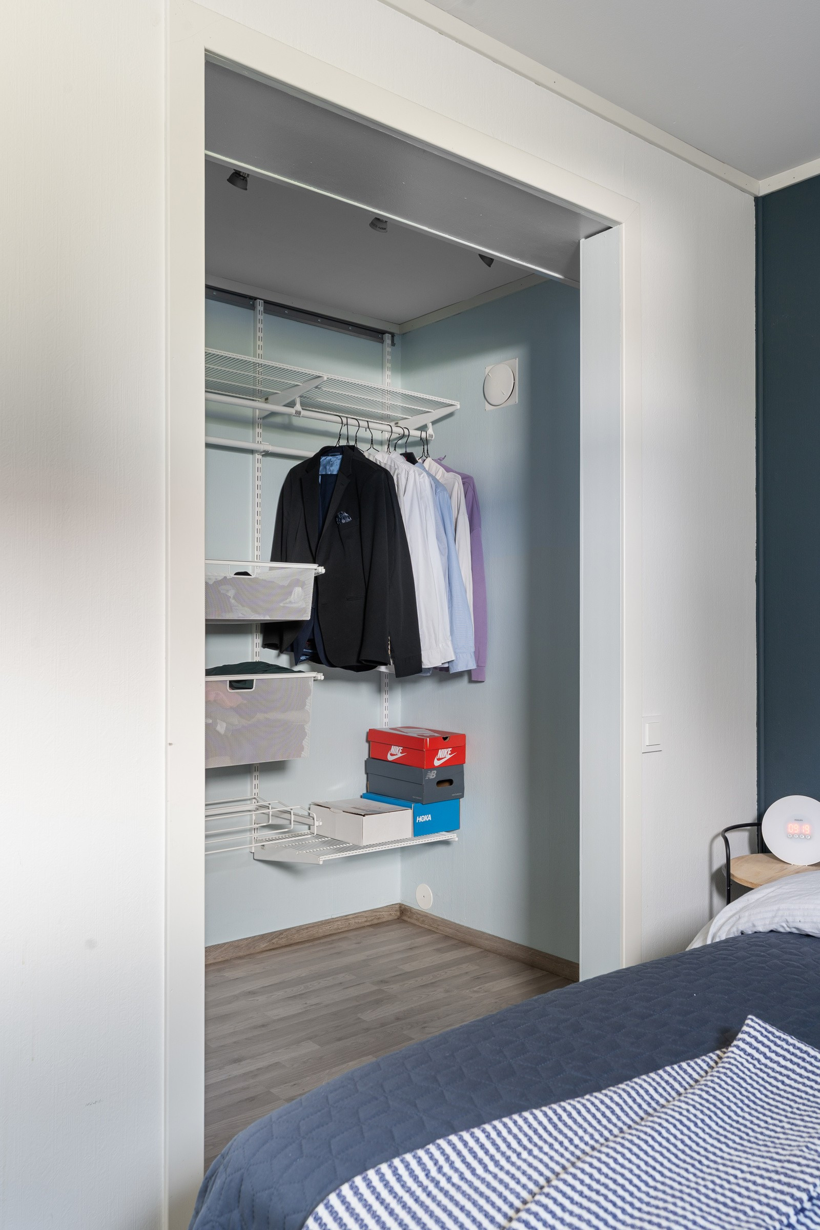 Stor walk-in garderobe, meget praktisk.