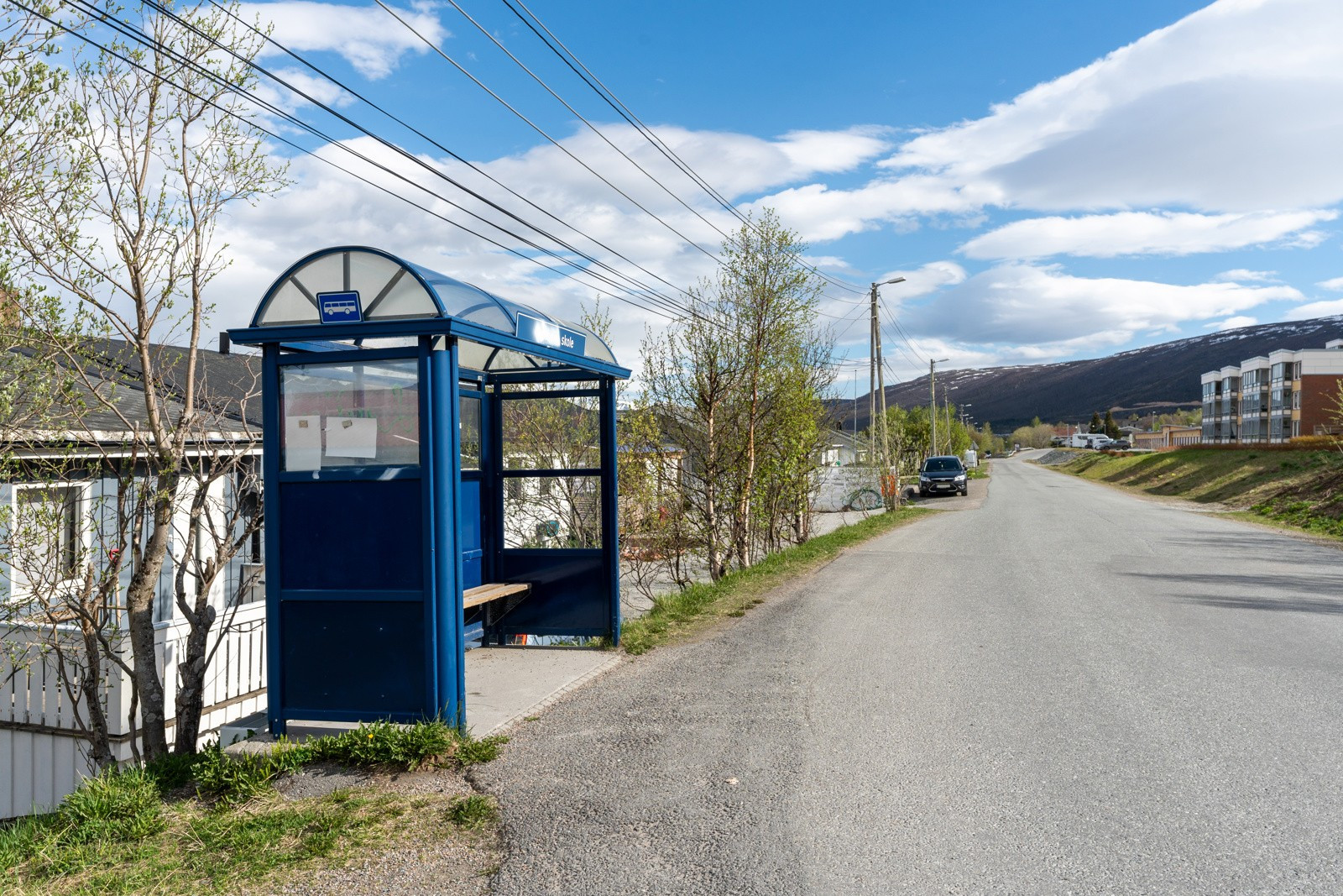 Busstopp rett utenfor døren med hyppige avganger.
