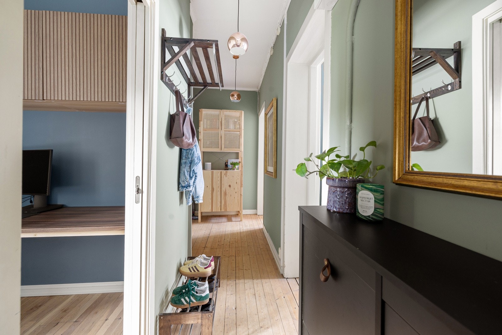Hyggelig og innbydende entré med plass for oppheng av ytterklær og plassering av sko. Galleribilde