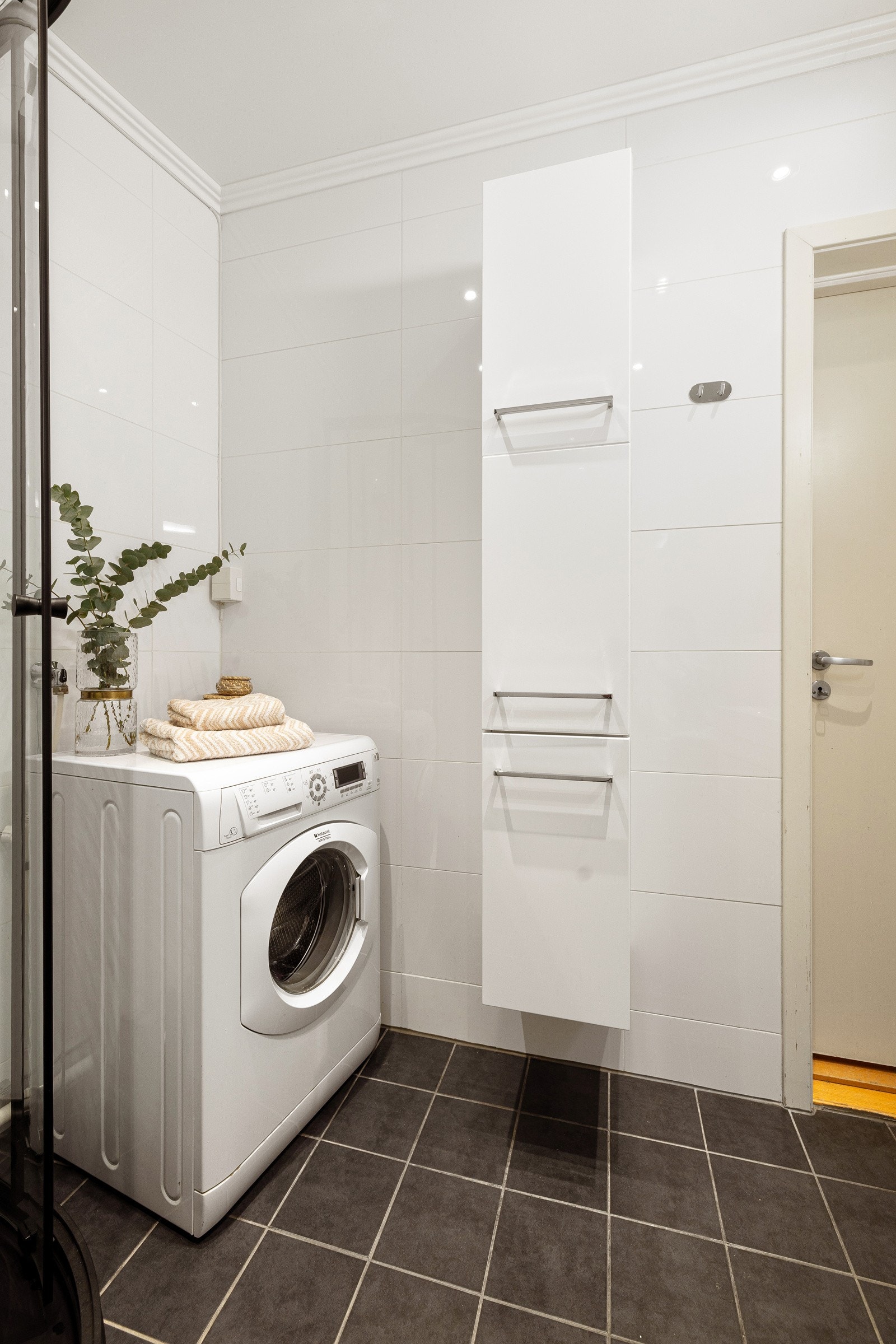 Vegghengt toalett med innebygget sisterne, vegghengt servantinnredning med skuffer og ovenpåliggende servant. Galleribilde