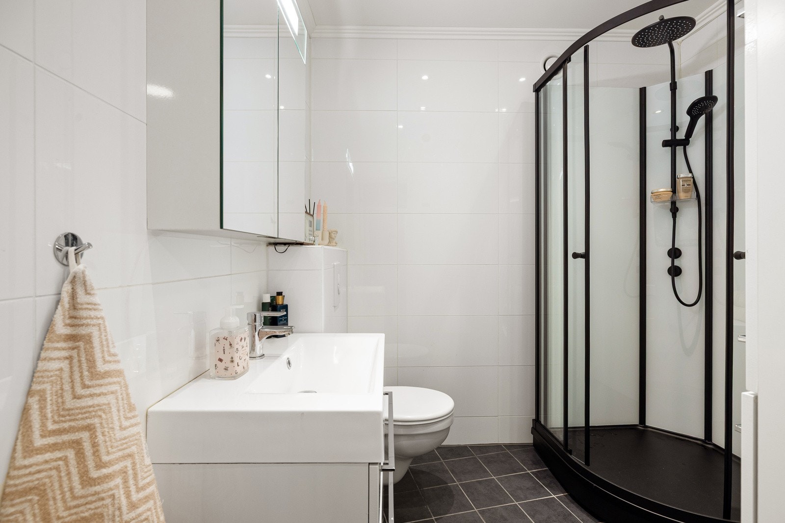 Romslig, flislagt baderom fra 2012 med dusjkabinett (fra 2025). Galleribilde