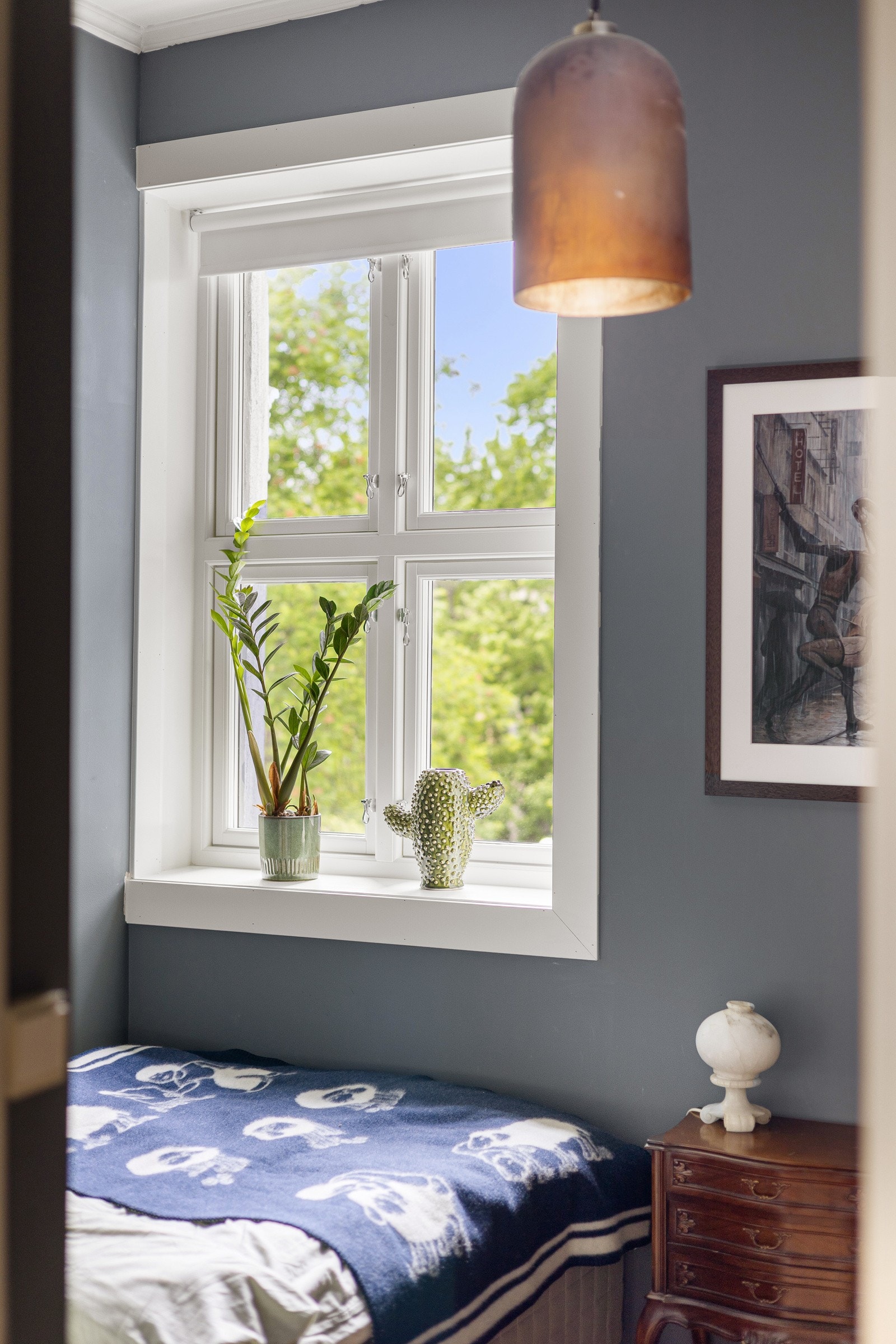 Hyggelig utsikt mot frodig bakgård fra soverommet Galleribilde