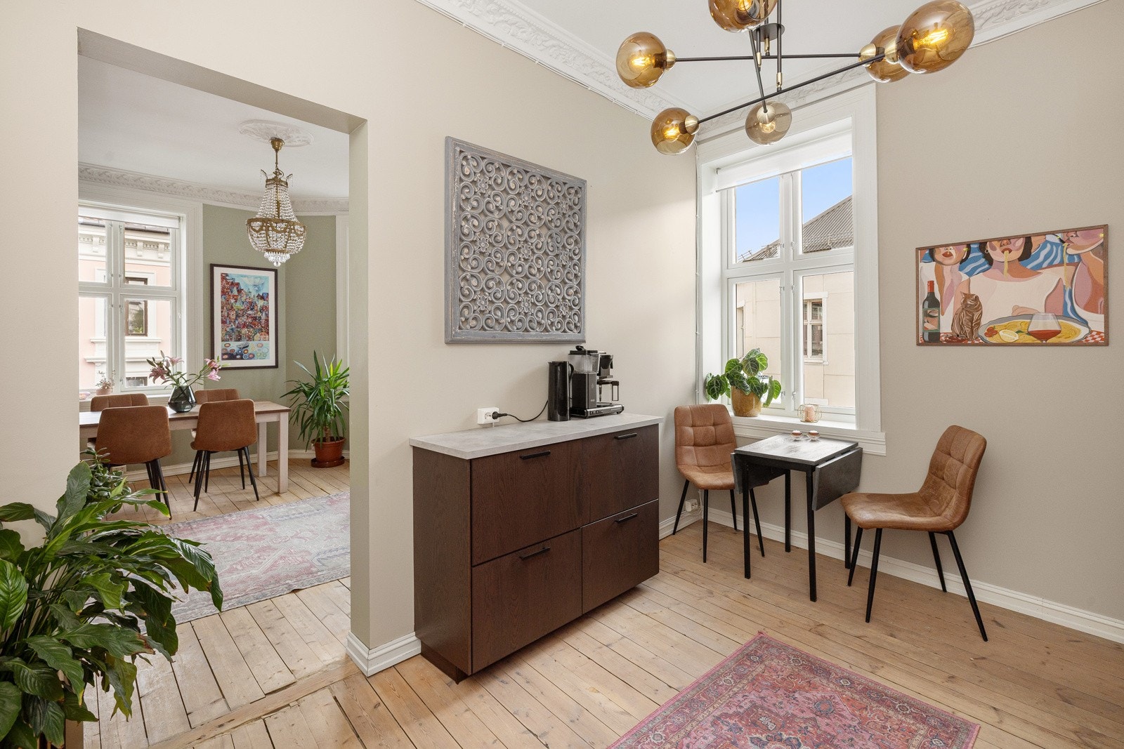 Kjøkkenet er romslig, med et stort vindu som gir flott lysinnslipp, samt god plass til et mindre spisebord. Galleribilde