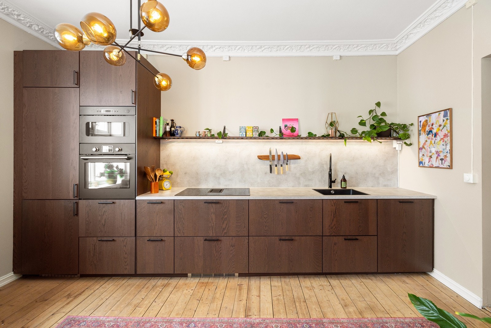 Kjøkkenet har mørkebrune, slette fronter og benkeplate av laminat, samt god skap- og benkeplass. Galleribilde