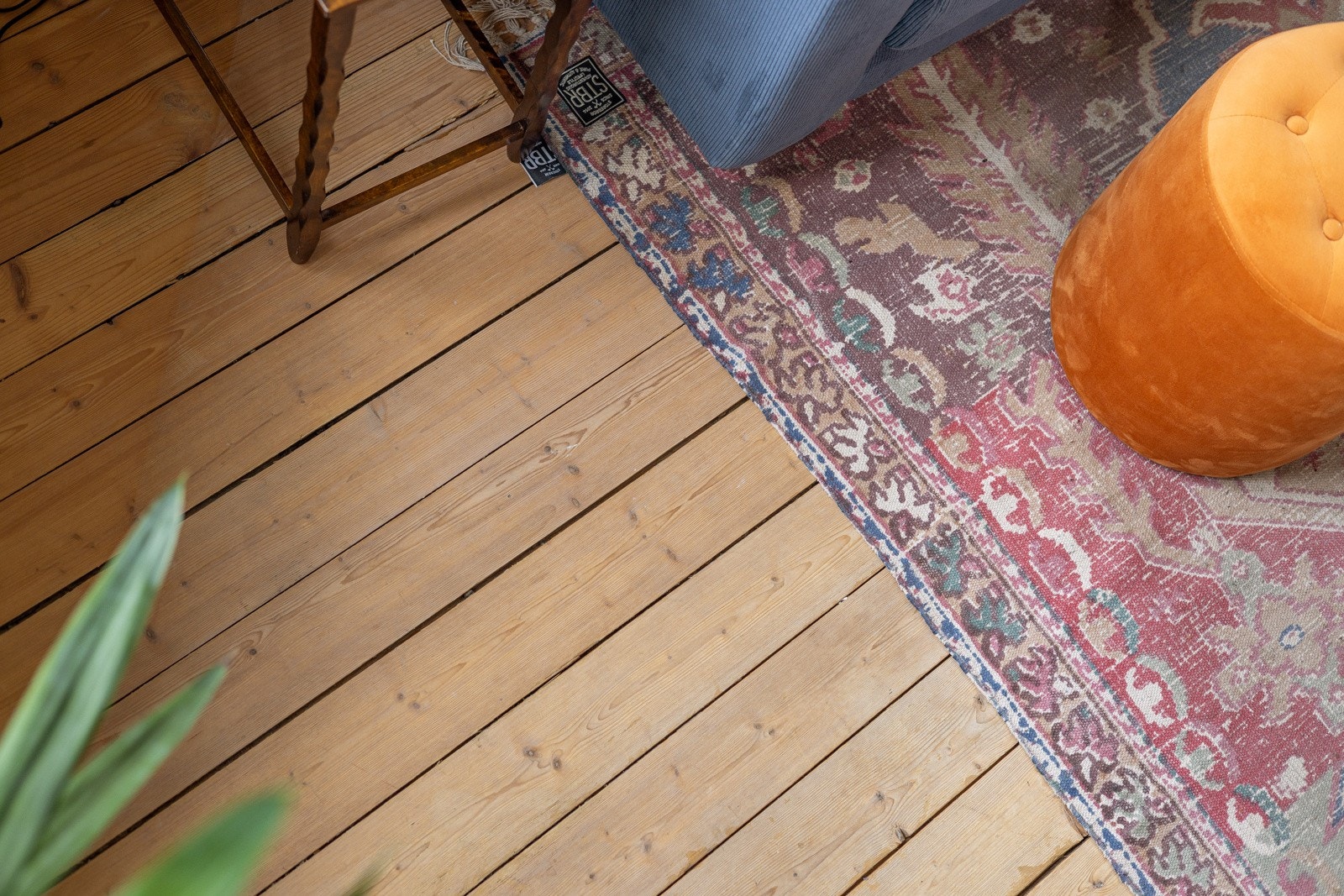 Både kjøkken, stue, entrè og det ene soverommet har originale tregulv. Galleribilde