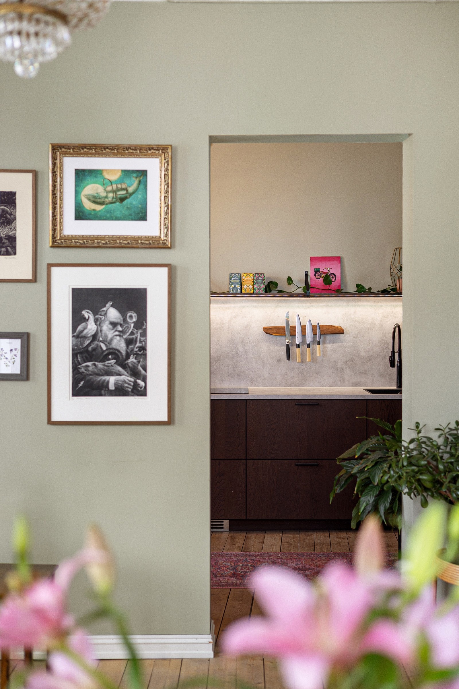 Adkomst til boligens kjøkken via stue. Galleribilde