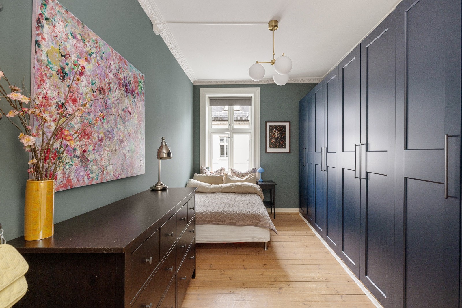 Romslig hovedsoverom med god plass til dobbeltseng og nattbord. Galleribilde