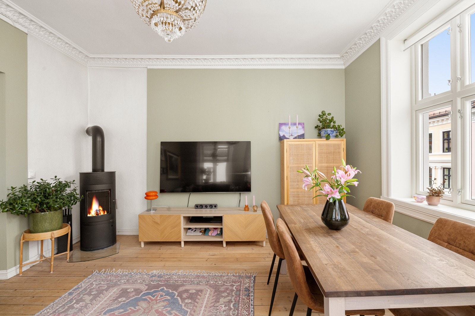 Gjennomgående og luftig 3-roms hjørneleilighet beliggende i 4. etasje i en klassisk bygård på Grünerløkka. Galleribilde