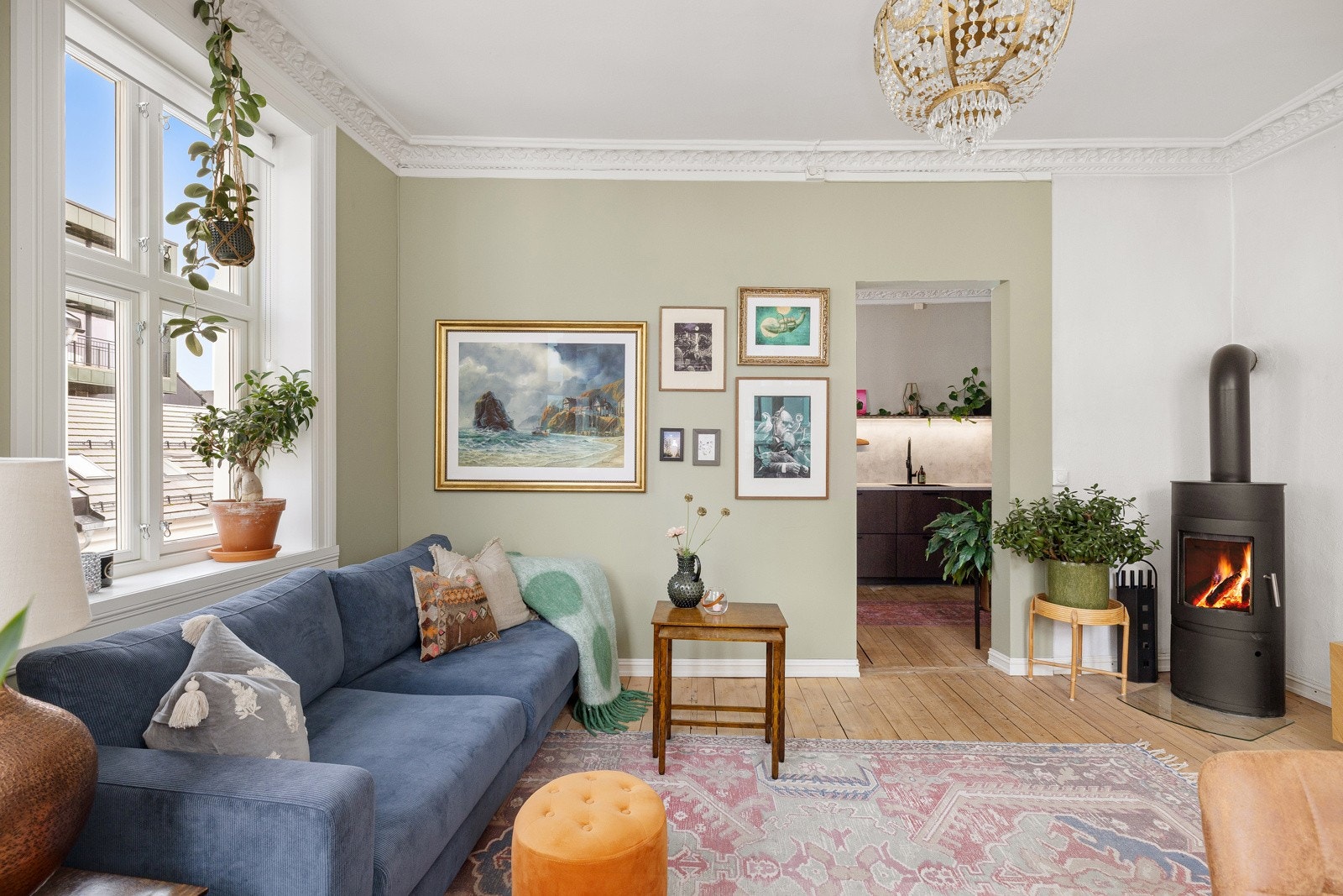 Moderne peisovn i hjørnet i stuen varmer godt på kaldere høst- og vinterkvelder. Galleribilde