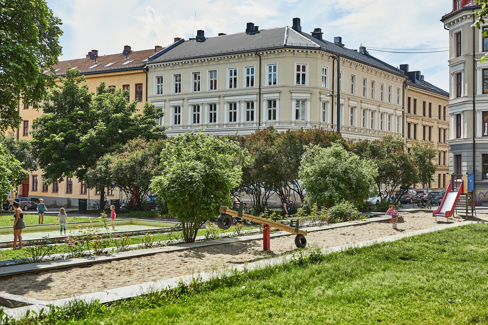 Små og store parker over hele Grunerløkka, her med vannspeilet og lekeplassen bak praktfulle Paulus kirke. Galleribilde
