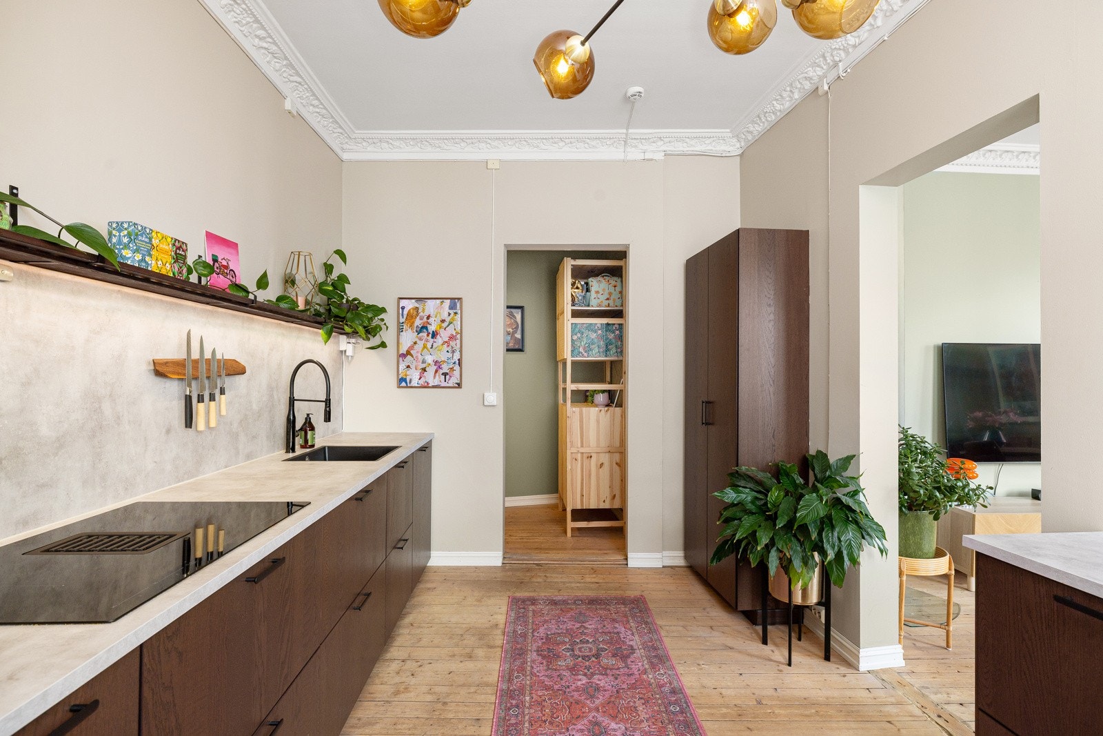 Kjøkkenet har også en god takhøyde og flotte, originale tregulv. Galleribilde