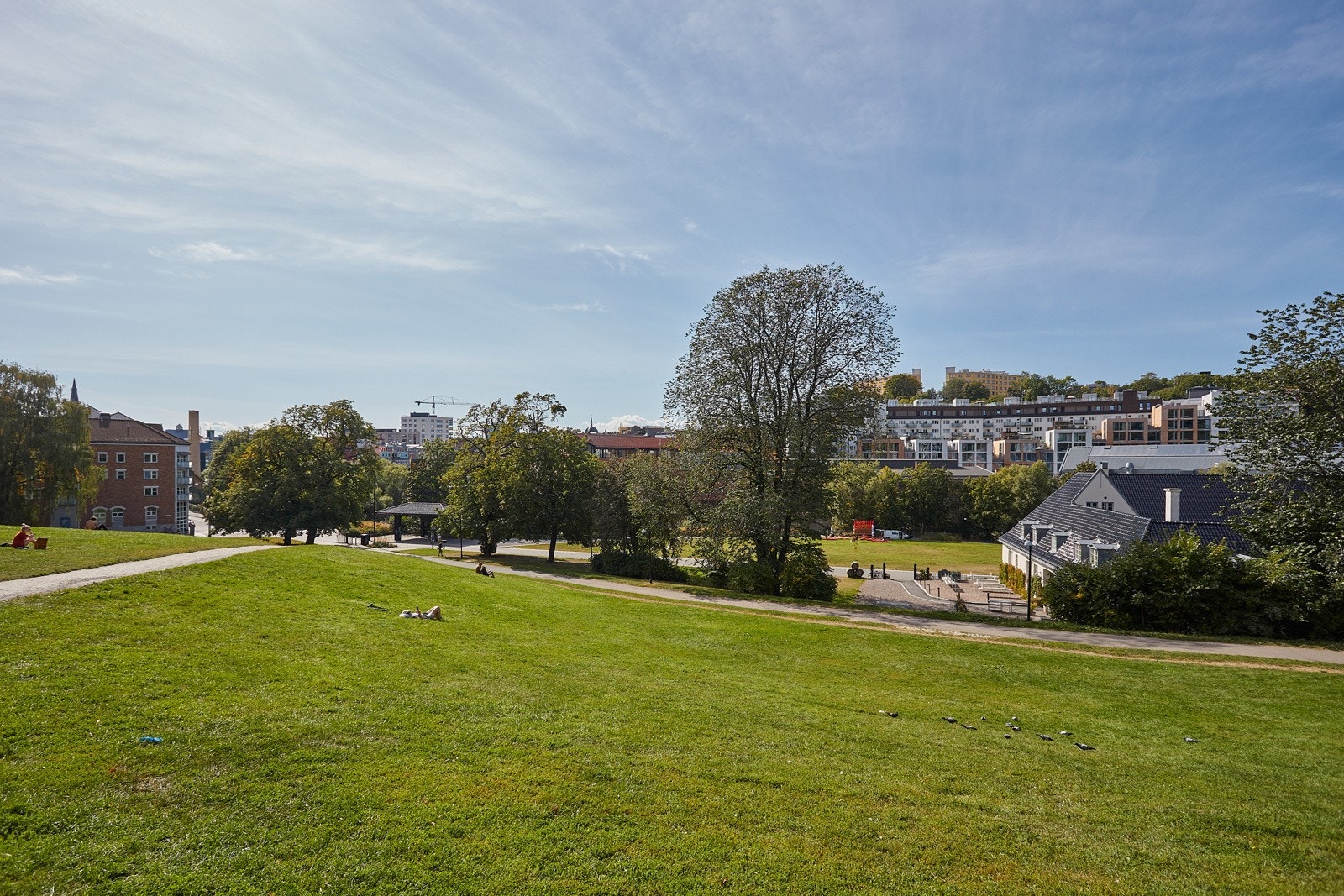 Nyt ettermiddagssolen med Akerselva og ærverdige Nedre Foss gård i forkant. Galleribilde