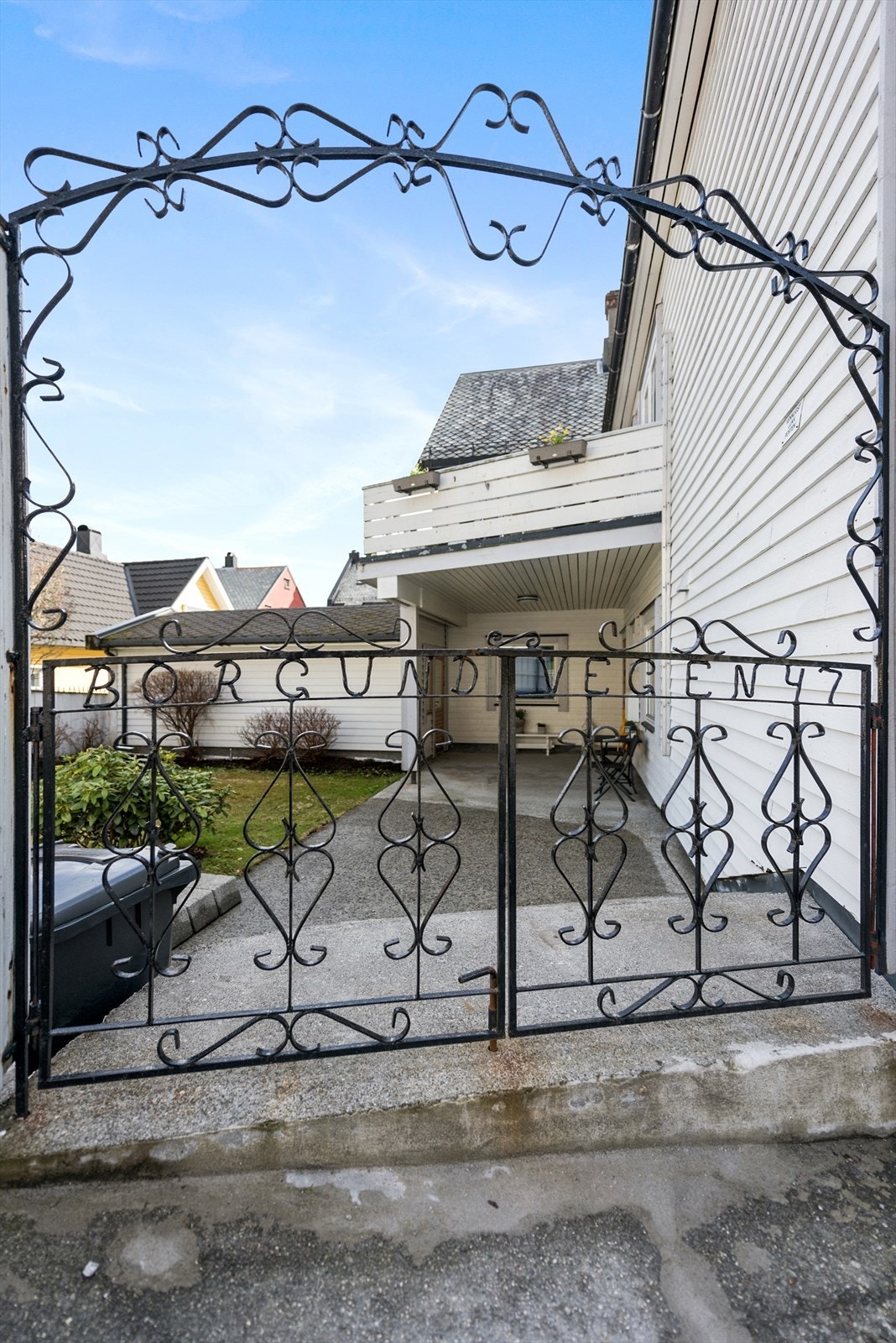 Inngangsparti til eiendommen med smijernsport Galleribilde