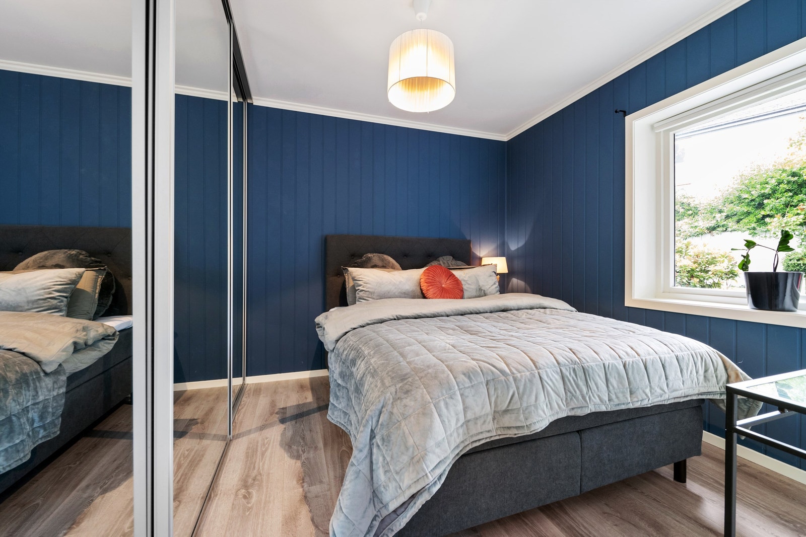 Soverom med skyvedørsgarderobe Galleribilde