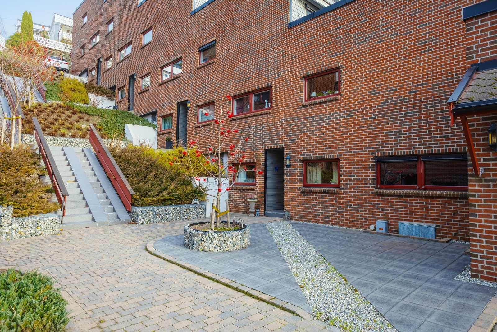 Velkommen til Neptunveien 57. Leilighetens inngangsparti ligger opp en liten trapp og til høyre. Galleribilde
