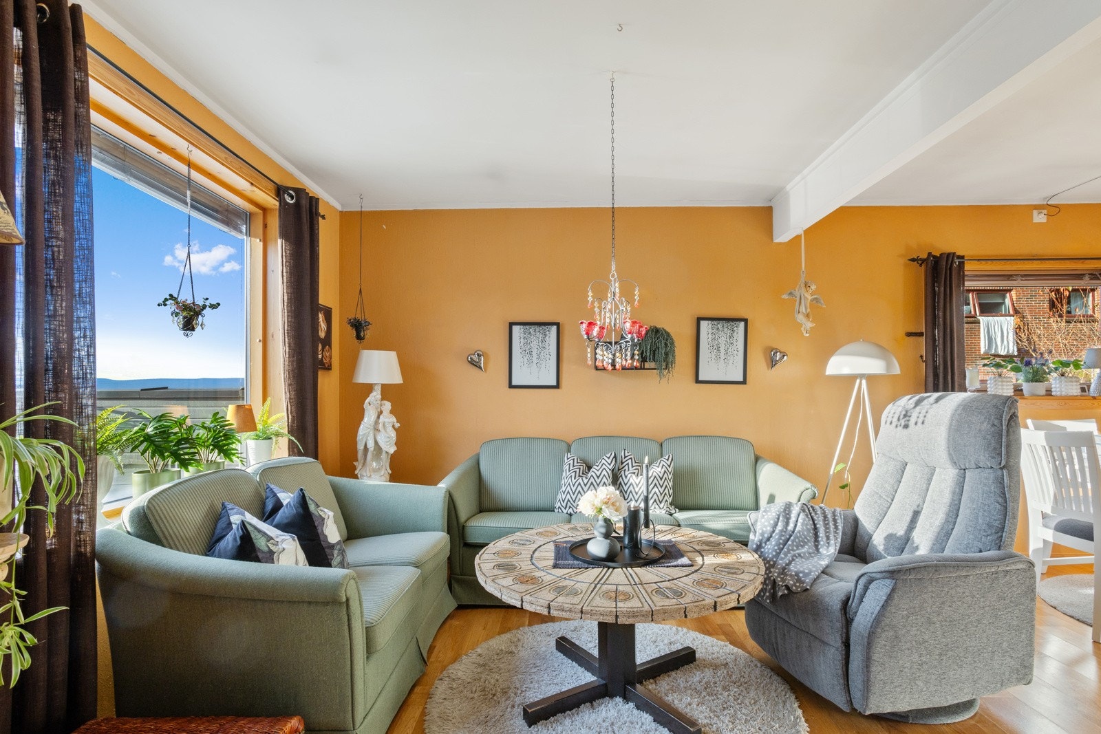 Stuedelen får inn mye naturlig lys. Galleribilde