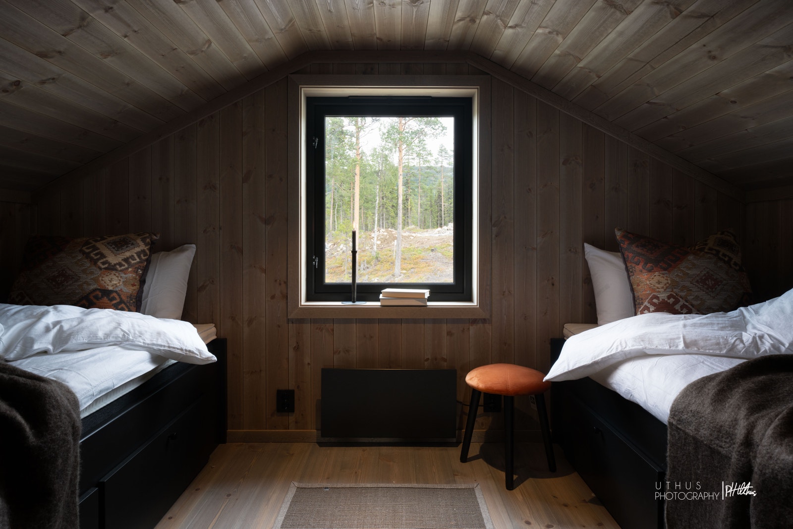 Rom 2 på hemsen er innredet med to plasbygde enkeltsenger Galleribilde