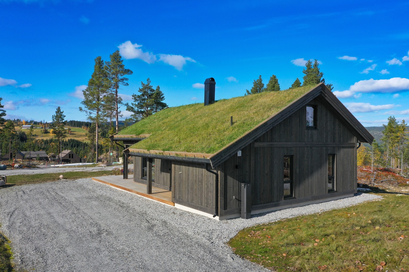 Hytten er meget innholdsrik med blant annet 2 stuer, 2 bad og 4 soverom Galleribilde