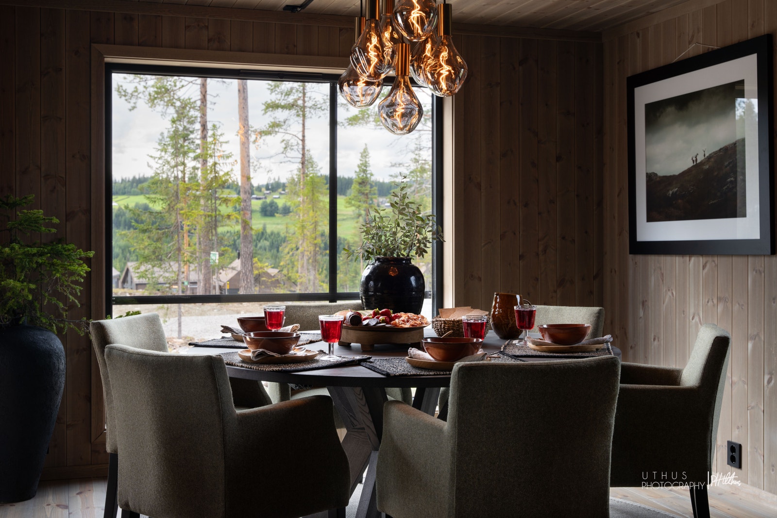 Store vindusflater som slipper inn rikelig med lys Galleribilde