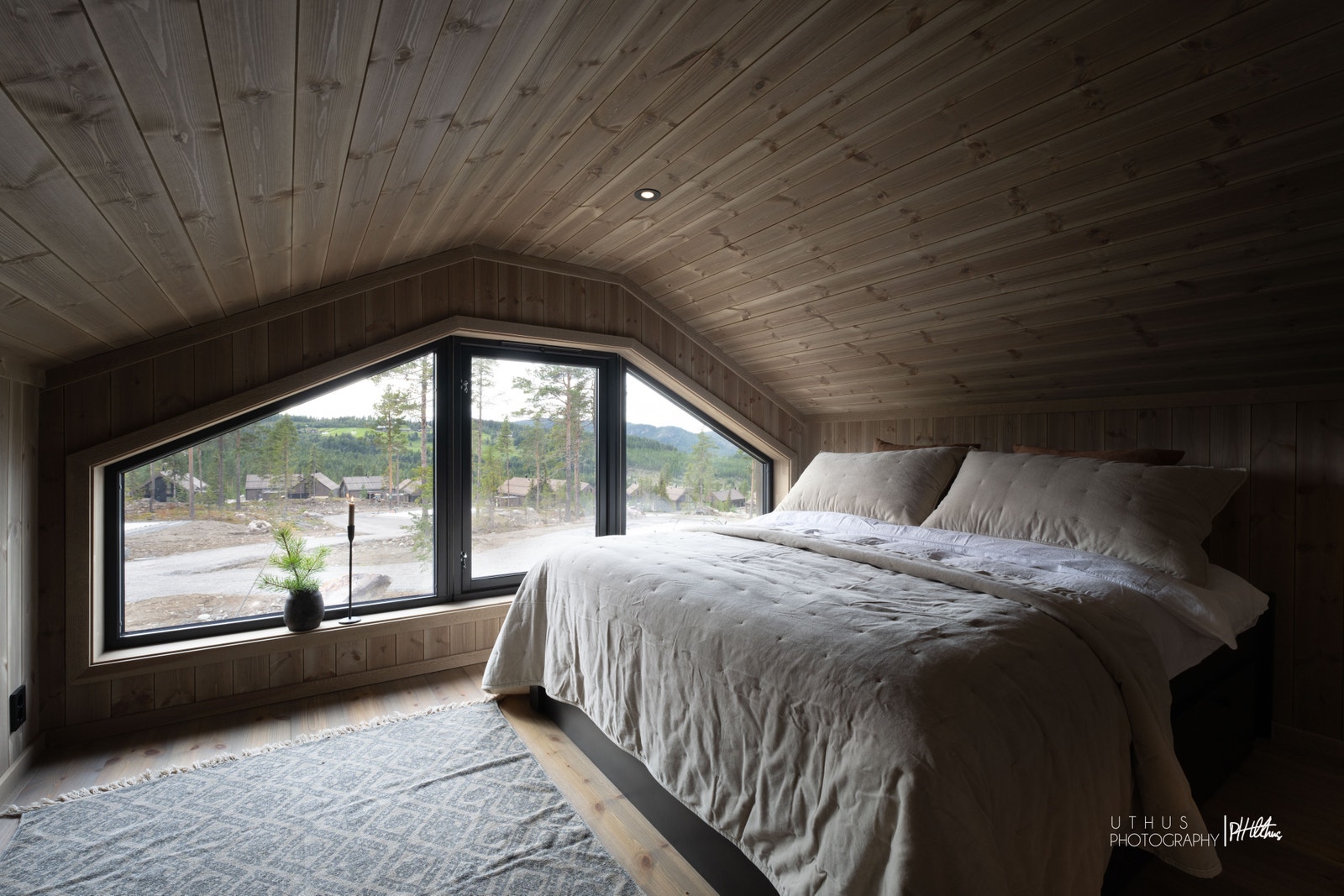 Deilig og luftig rom på hemsen med plassbygd dobbeltseng Galleribilde