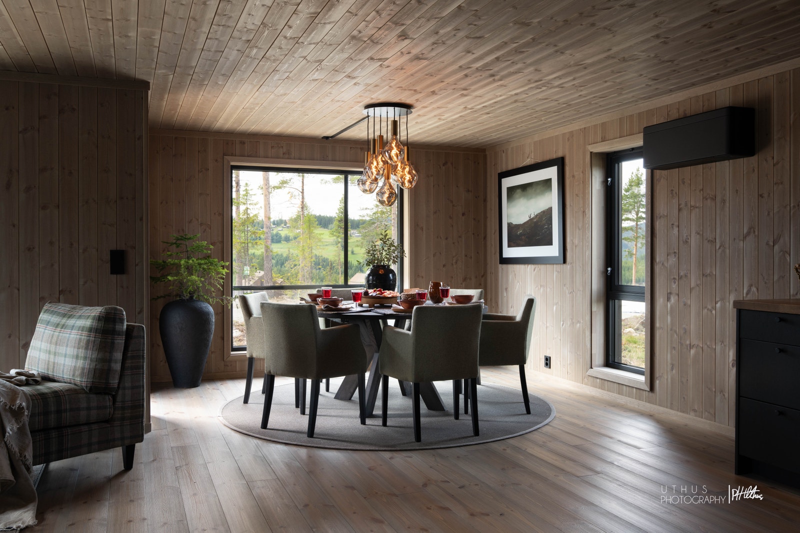 Oppholdsrommet er stort med god plass til større spisestue og sofagruppe om ønskelig Galleribilde