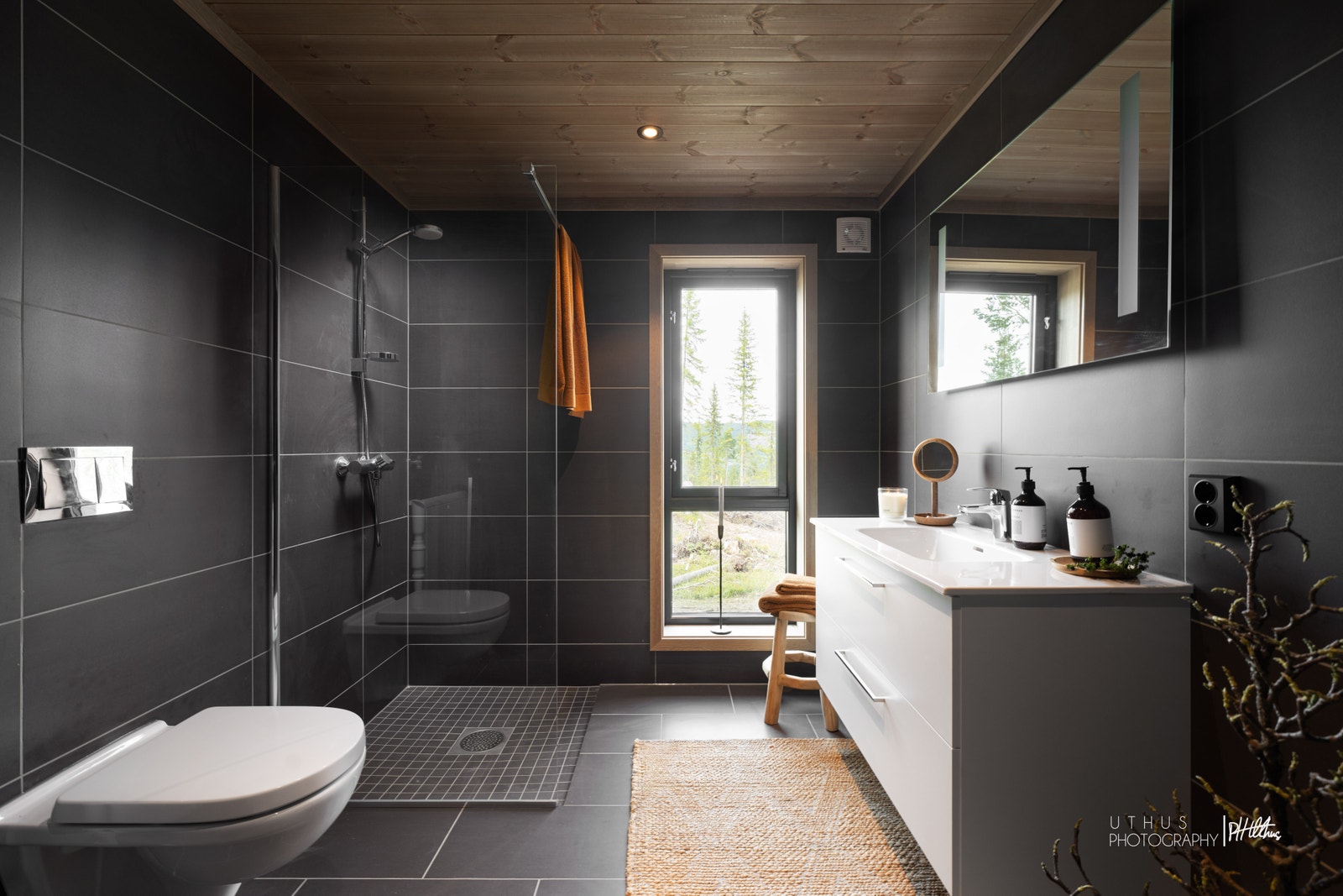 Delikat baderom ligger i tilknytning til soverommene i 1. etasje Galleribilde