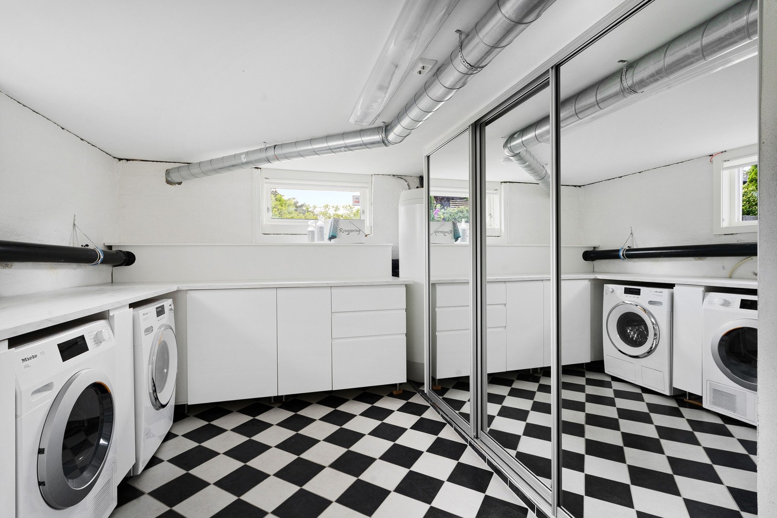 Romslig vaskerom Galleribilde