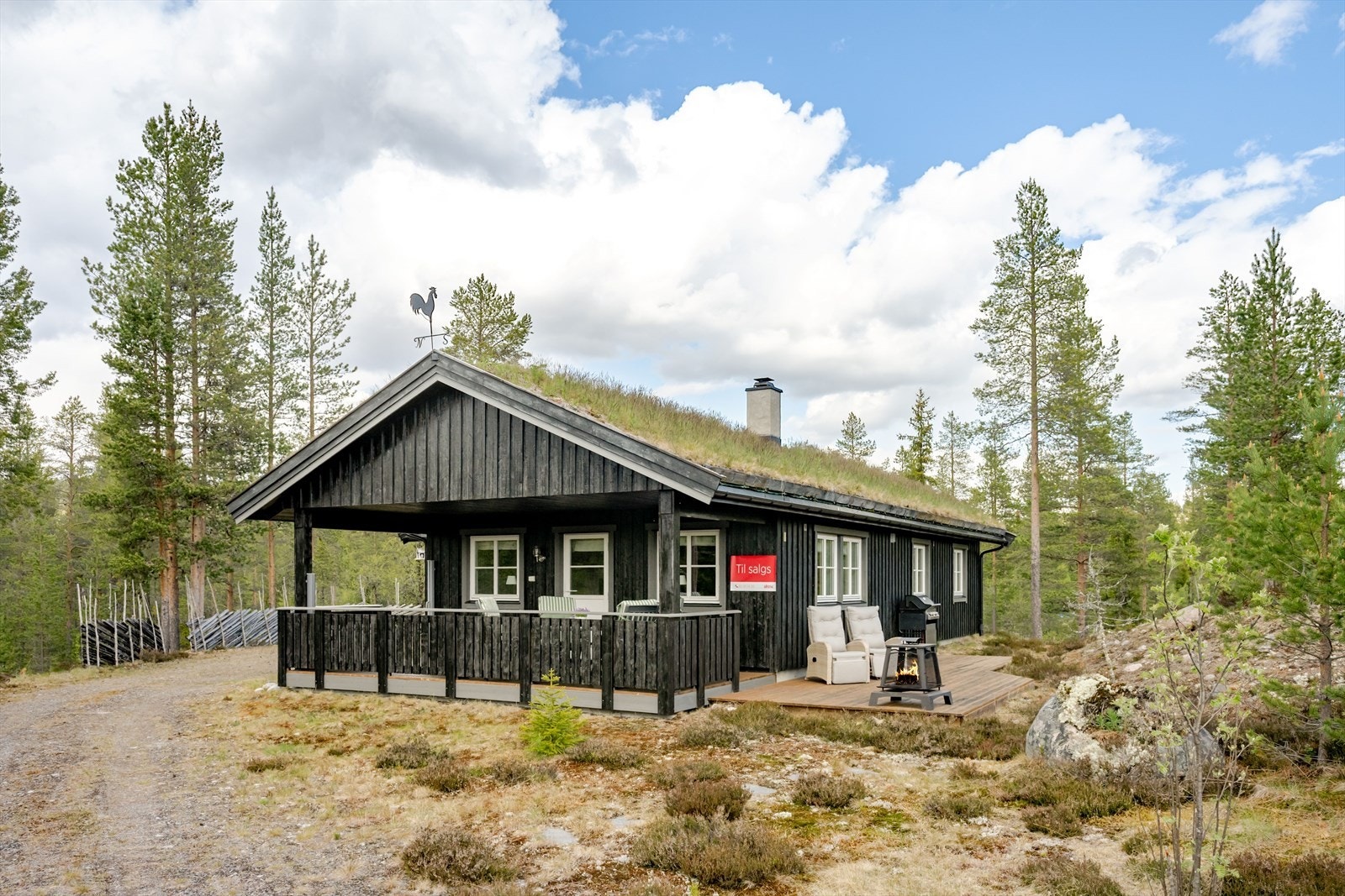 En koselig fritidseiendom på ca. 1 290m² som ligger innerst i veien. Eiendommen grenser mot friarealer, som gir en attraktiv og usjenert beliggenhet på feltet. Galleribilde