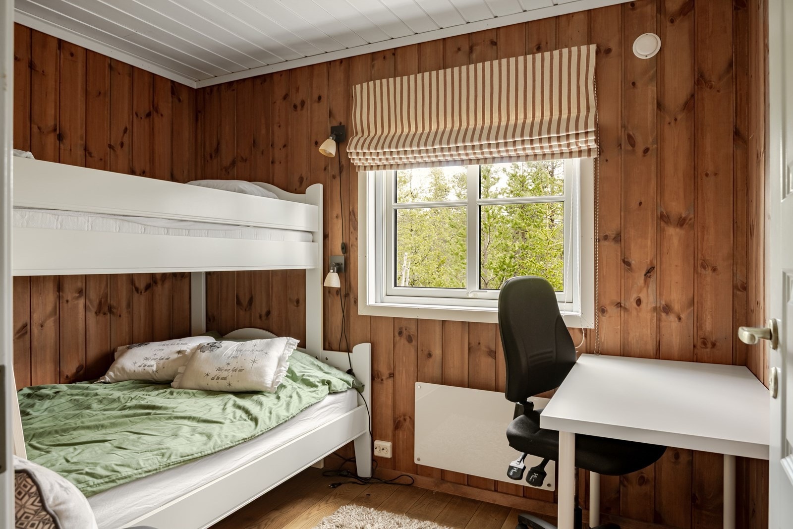 Soverom 3 er nok et hyggelig rom med en lun atmosfære. I likhet med soverom 2 er også dette rommet innredet med en familiekøye med 3 sengeplasser, som gjør at hytta i dag har totalt 8 sengeplasser. Galleribilde