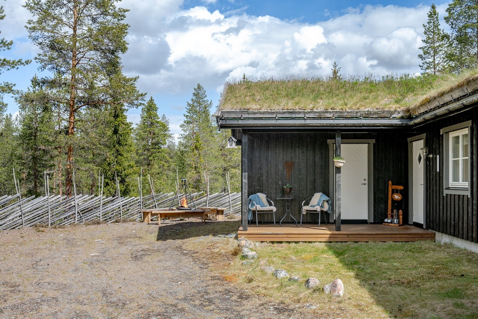 Furutangen er en flott helårsdestinasjon med fine tur- og friluftsområder deriblant Granåstjernet med ørretfiske. Gode skimuligheter på vinteren med ca. 90 km løypenett til langrenn, samt alpinbakke med 2 heiser og 5 nedfarter. Galleribilde